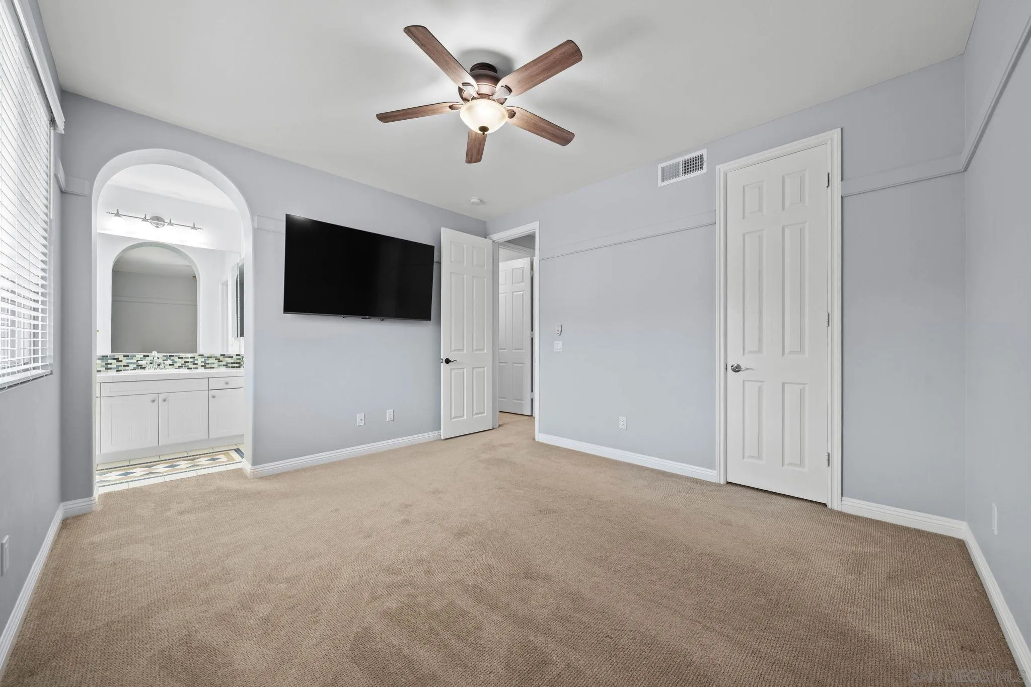 https://cdn.realtyfeed.com/cdn/127/260008457/f9a74b35d5ef005228bcf01c26f1c229.webp