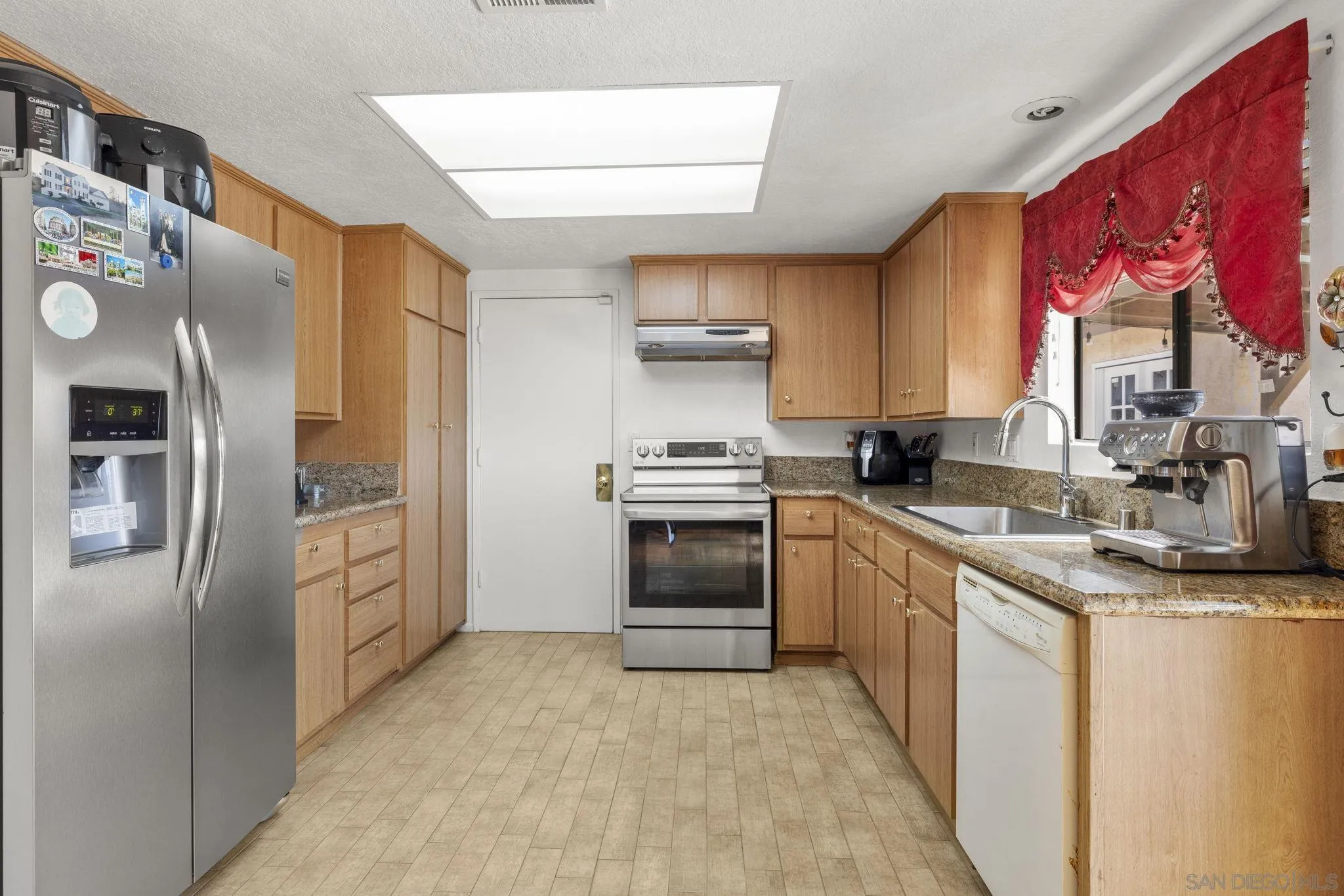 https://cdn.realtyfeed.com/cdn/127/260008474/4676914f9083c67eb4ca78c4f18c126b.webp