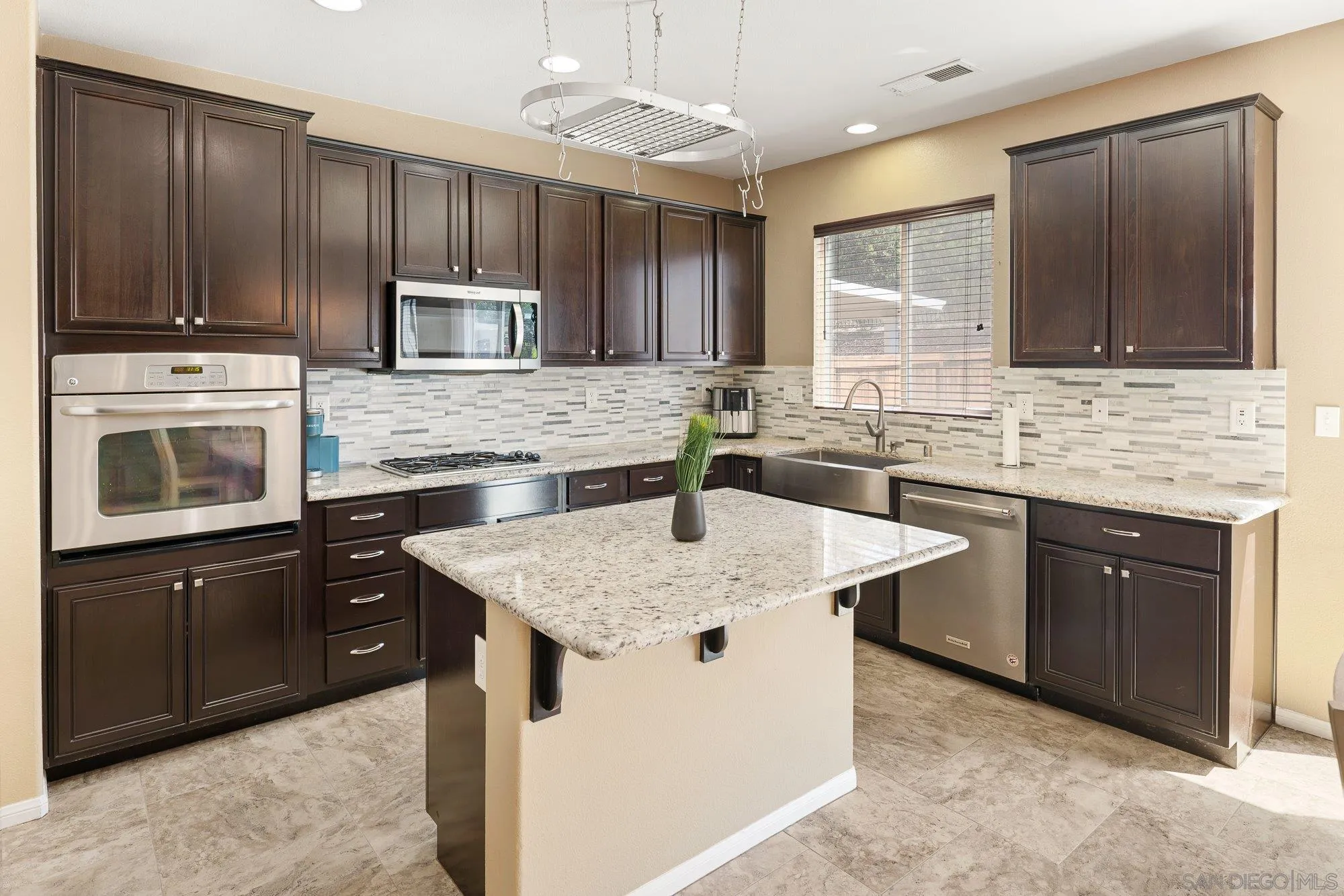 https://cdn.realtyfeed.com/cdn/127/260008486/da39a73d8e431fe0eb1229414fa82b68.webp