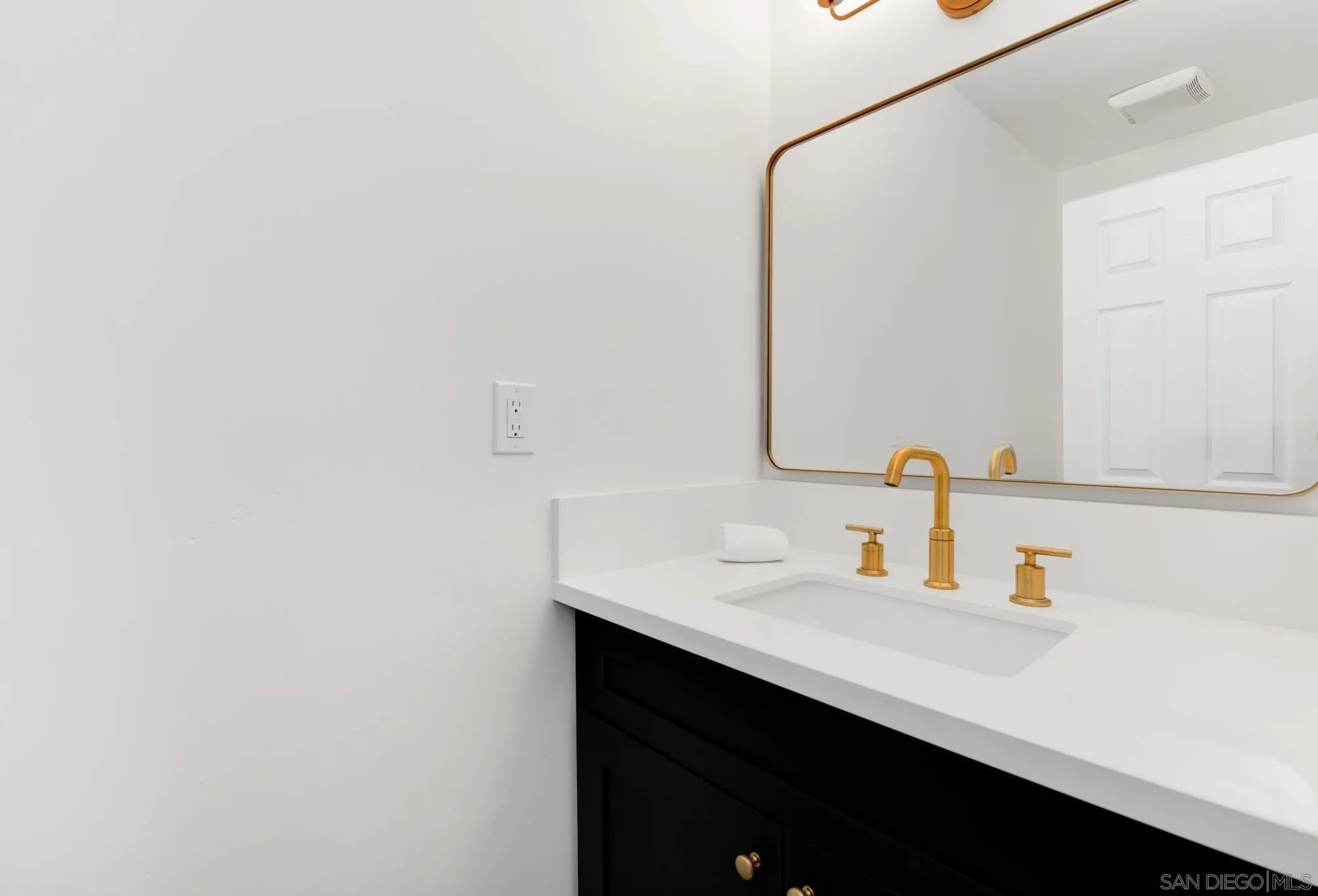 https://cdn.realtyfeed.com/cdn/127/260008488/2757af42e6374ebf401a69b7b100b386.webp