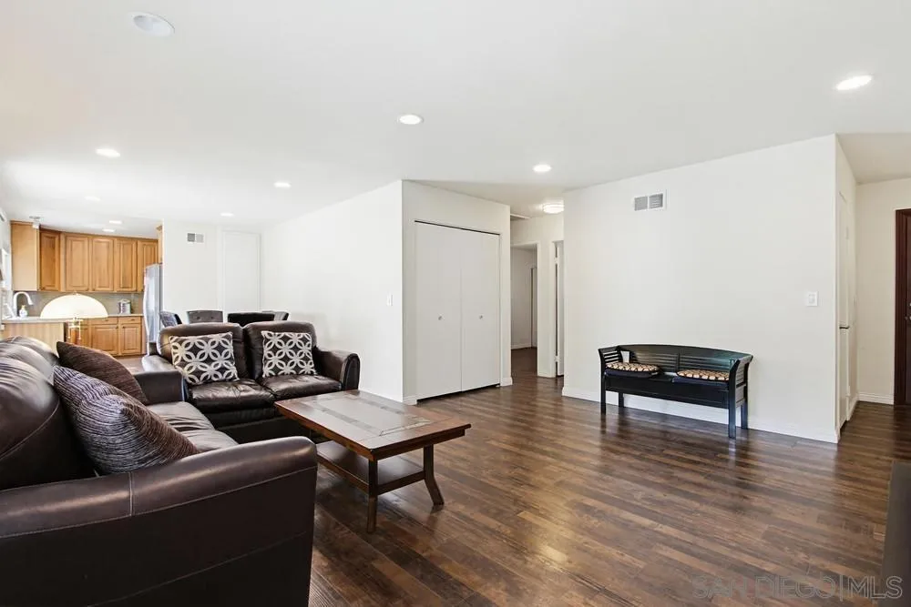 https://cdn.realtyfeed.com/cdn/127/260008489/e1955e25047d89653346b61985db77aa.webp