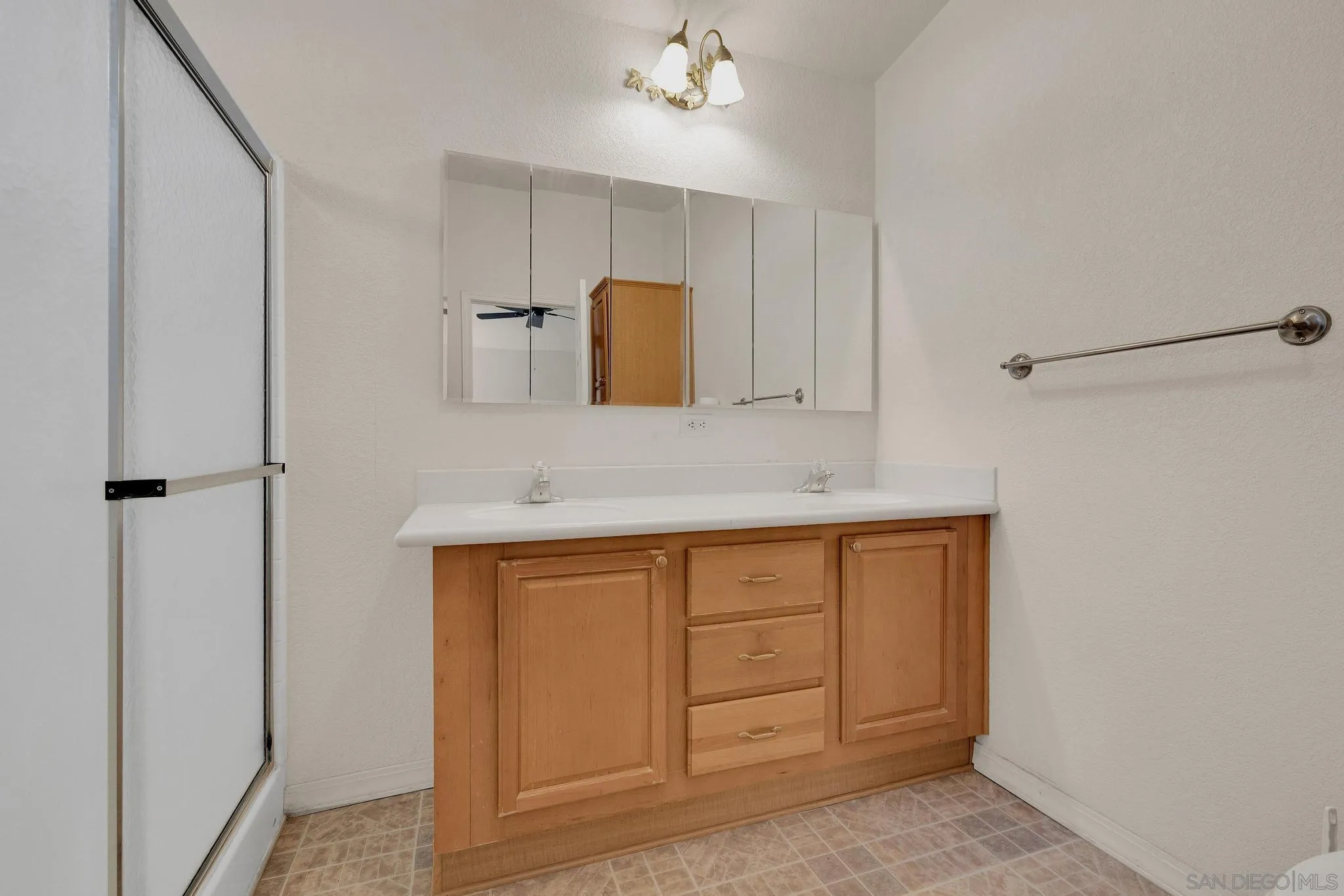 https://cdn.realtyfeed.com/cdn/127/260008508/925f247015af4d6daf97546b1df932dc.webp