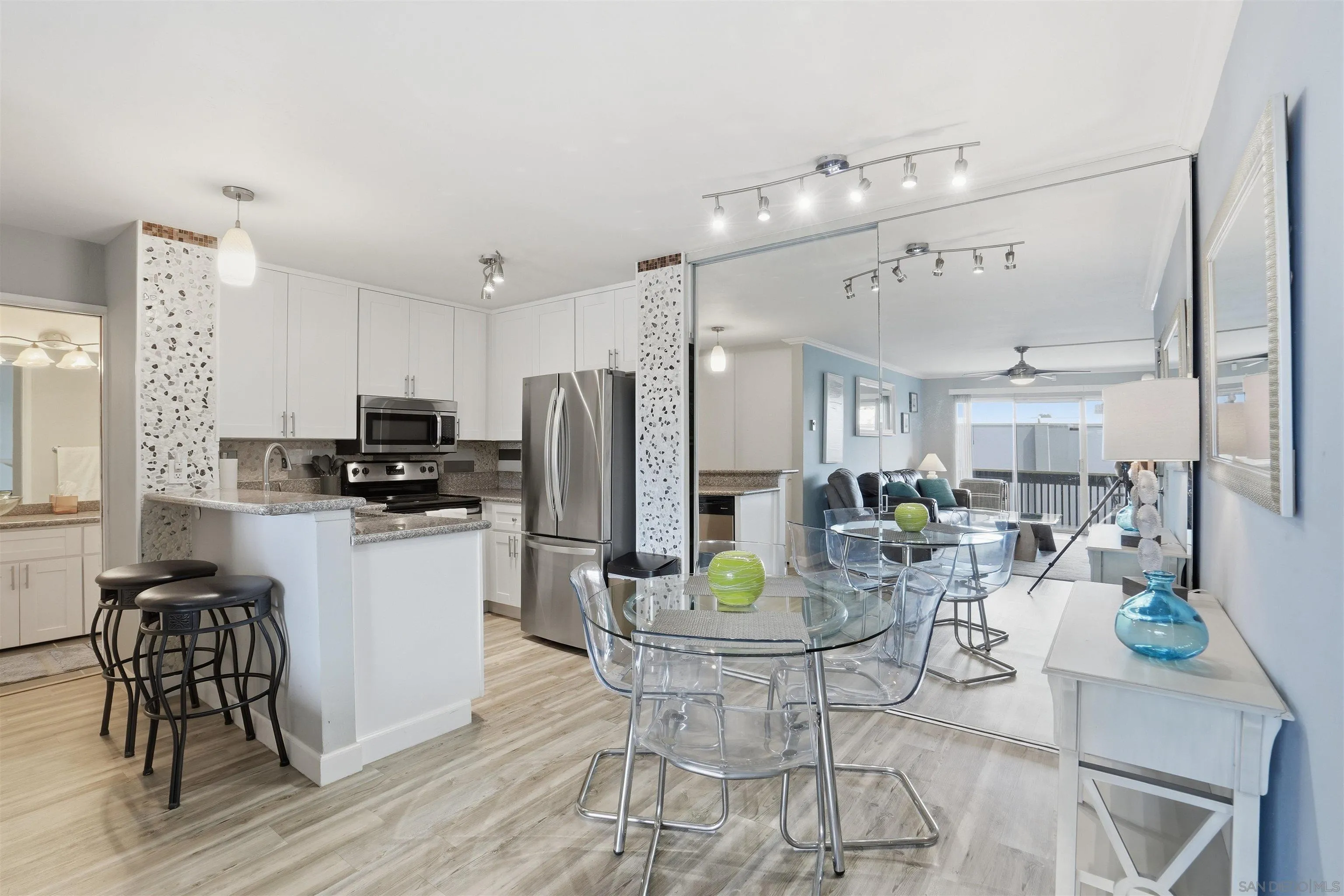 Photo #4: 260008517 Listing: Photo #4