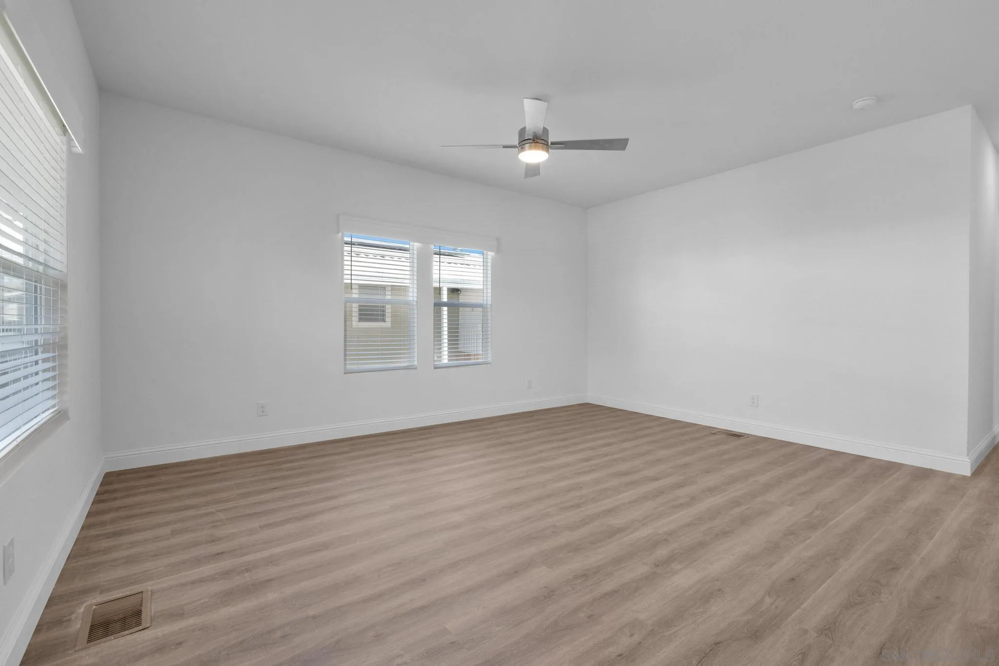 https://cdn.realtyfeed.com/cdn/127/260008533/6c03afc1ae5dd86b8bd5a6054300361e.webp