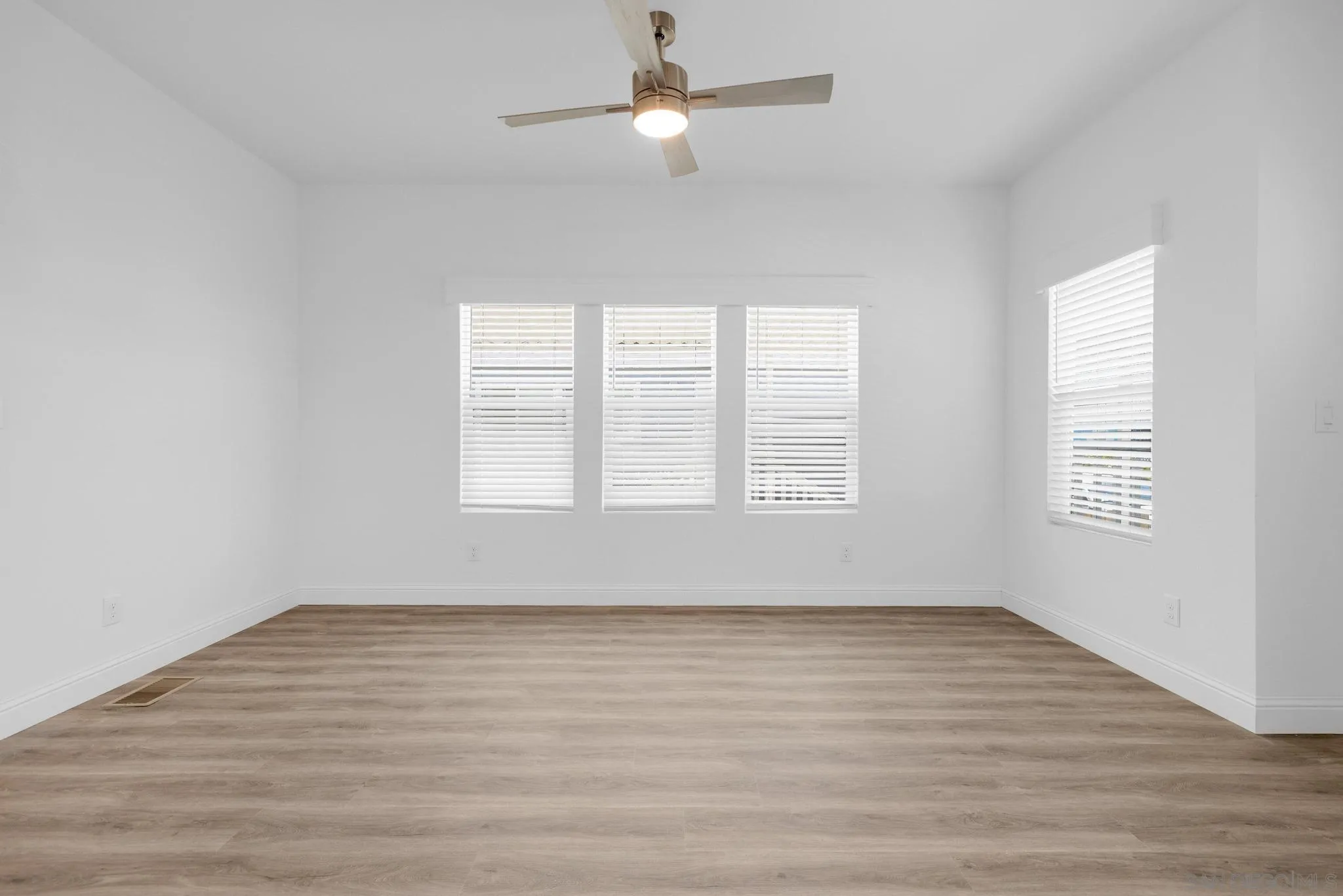 https://cdn.realtyfeed.com/cdn/127/260008545/c29f8f7eaf1a2584d271e82679923357.webp