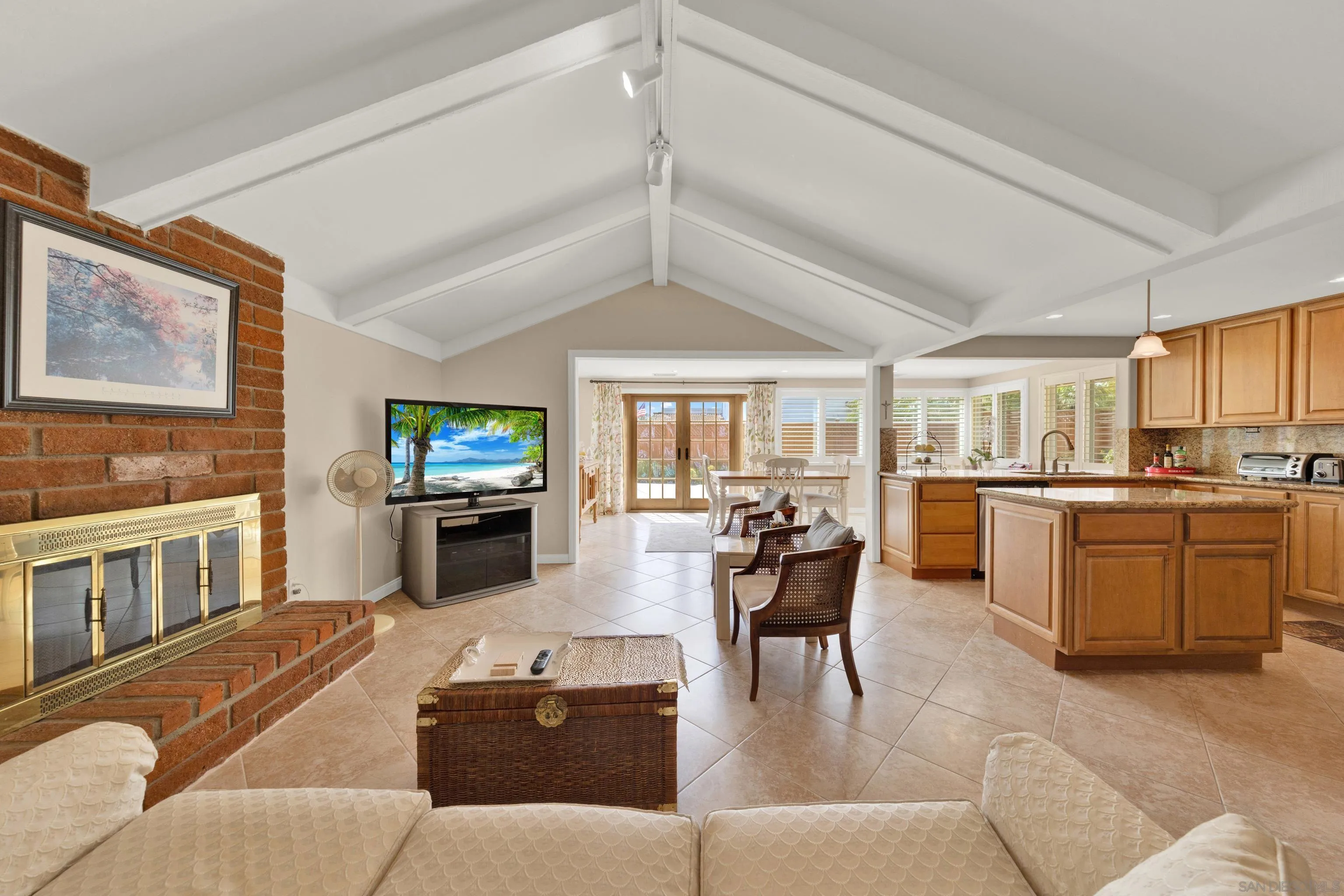 https://cdn.realtyfeed.com/cdn/127/260008547/70958f04c64d33ca9c703581191fb383.webp