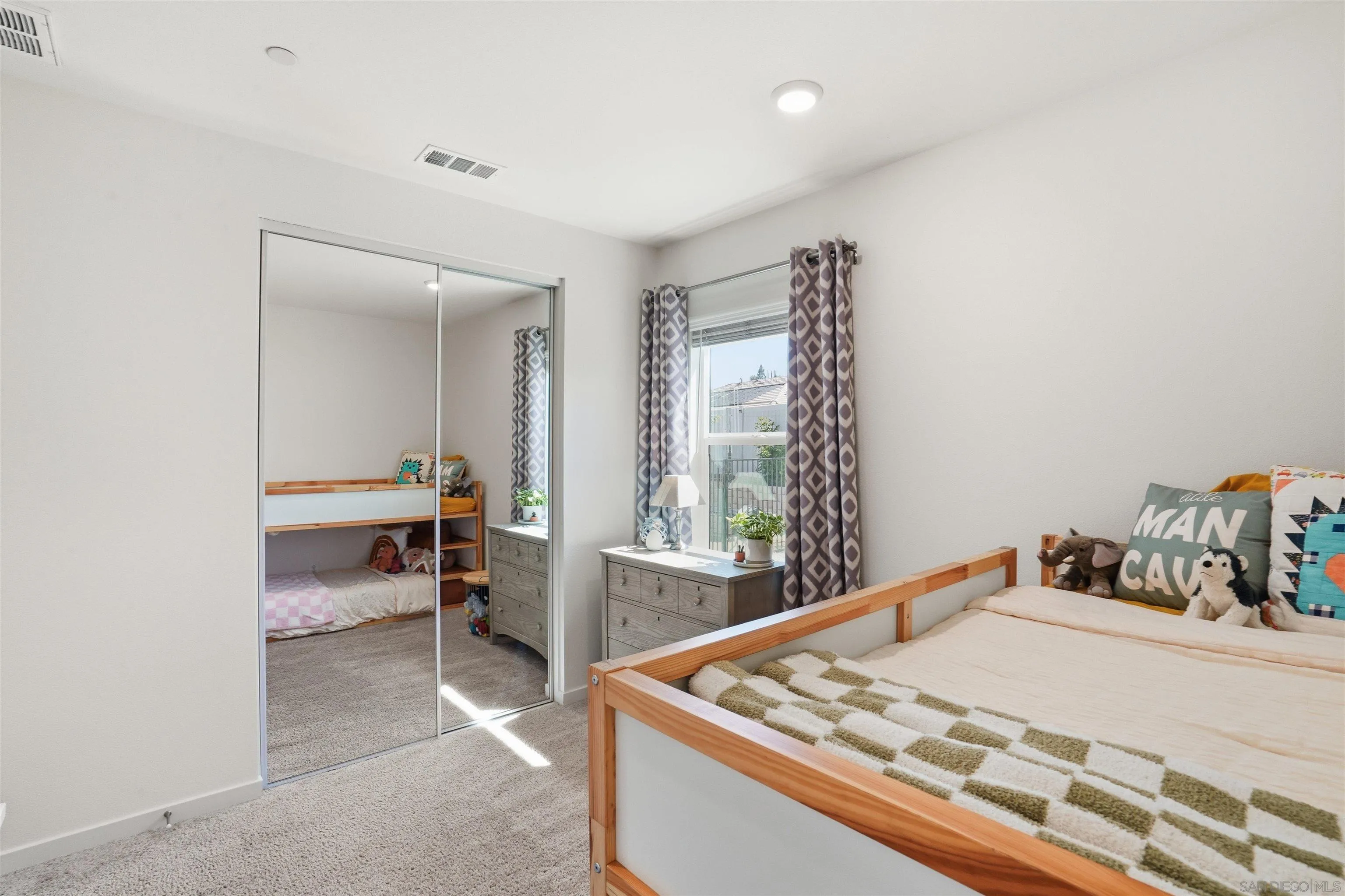 https://cdn.realtyfeed.com/cdn/127/260008550/b6d77a96ae506bfd80aa406e2079b4a1.webp