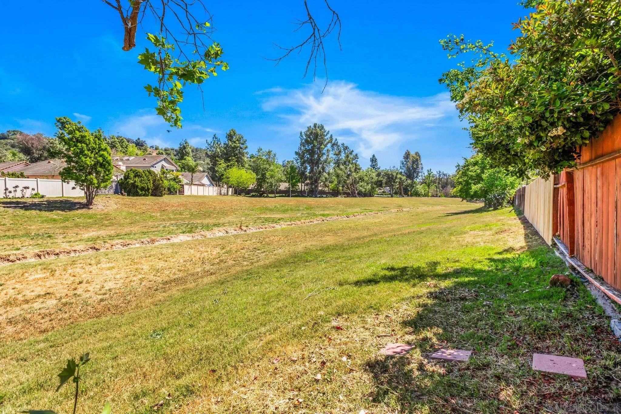 https://cdn.realtyfeed.com/cdn/127/260008563/765f6aca639c544ff3ebf28b4d9338db.webp