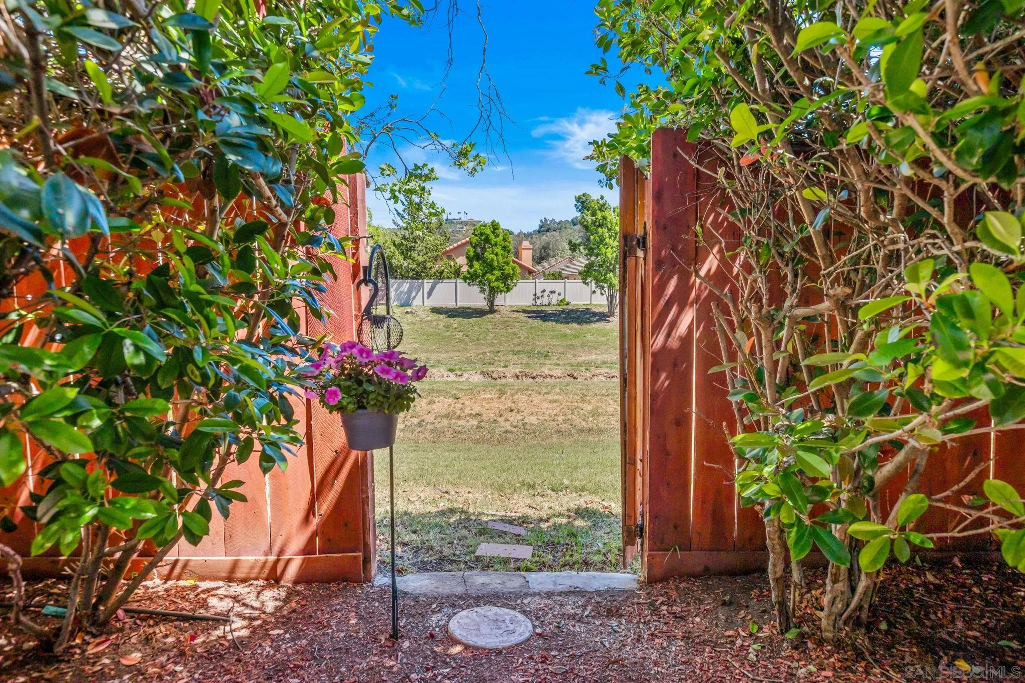 https://cdn.realtyfeed.com/cdn/127/260008563/afd07b9176714405382d84f7b6564004.webp