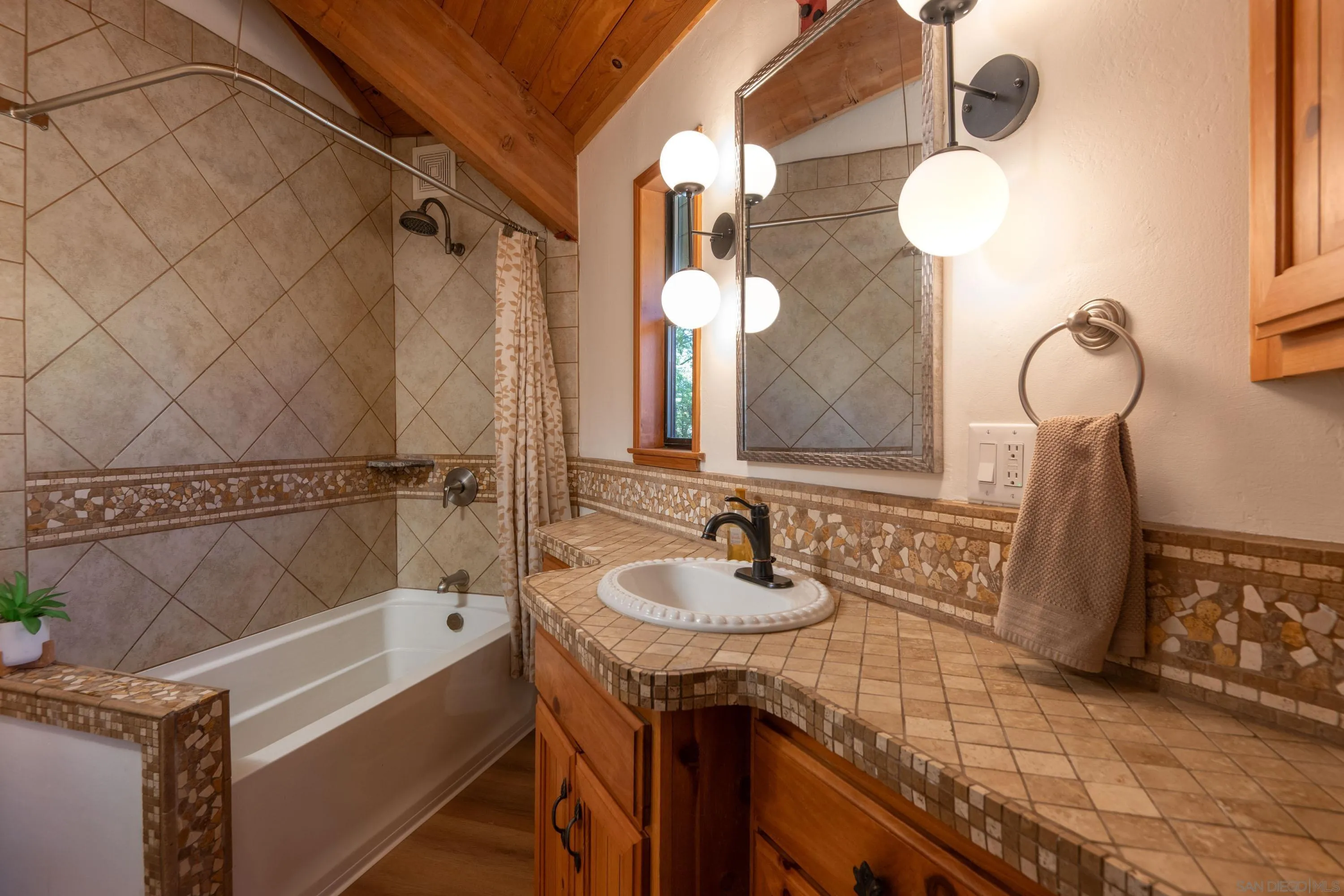 https://cdn.realtyfeed.com/cdn/127/260008626/f2ebfd5307e4a5c38b2da785bb193a6d.webp