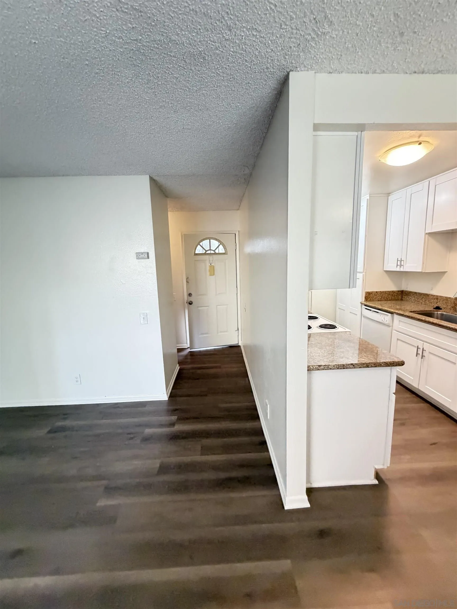 Photo #4: 260008642 Listing: Photo #4