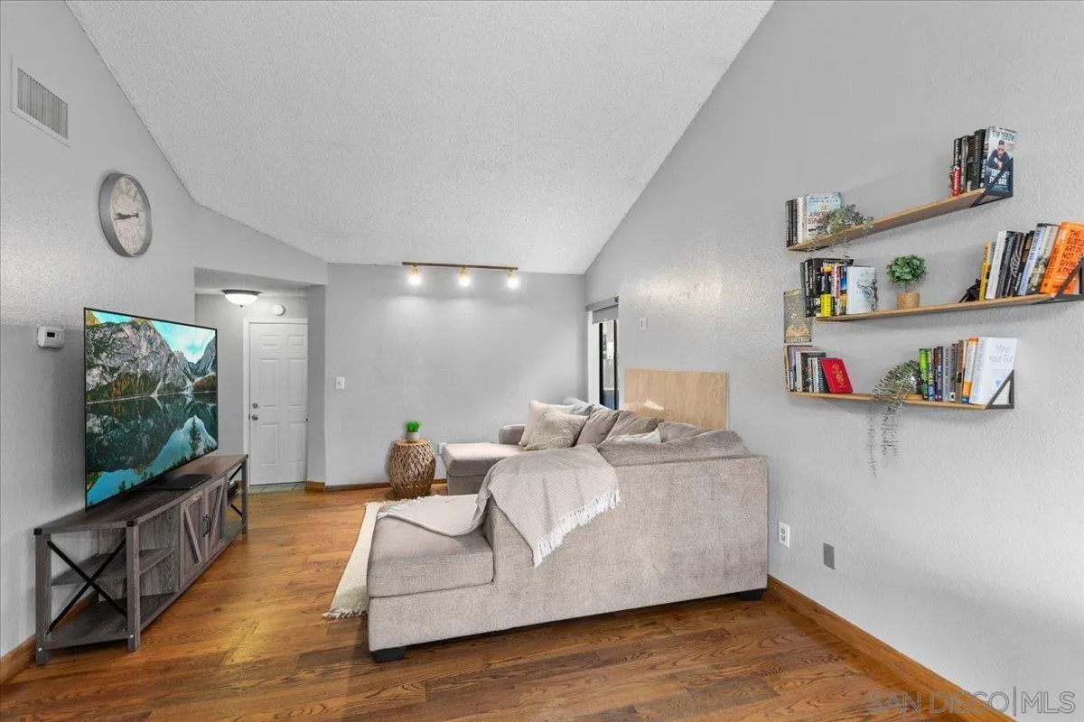 https://cdn.realtyfeed.com/cdn/127/260008646/6f8ab70a320b54768aa16659adba5568.webp