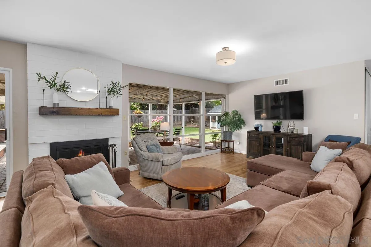 https://cdn.realtyfeed.com/cdn/127/260008666/c7b6ad61bfe46d346aa733ff93448841.webp