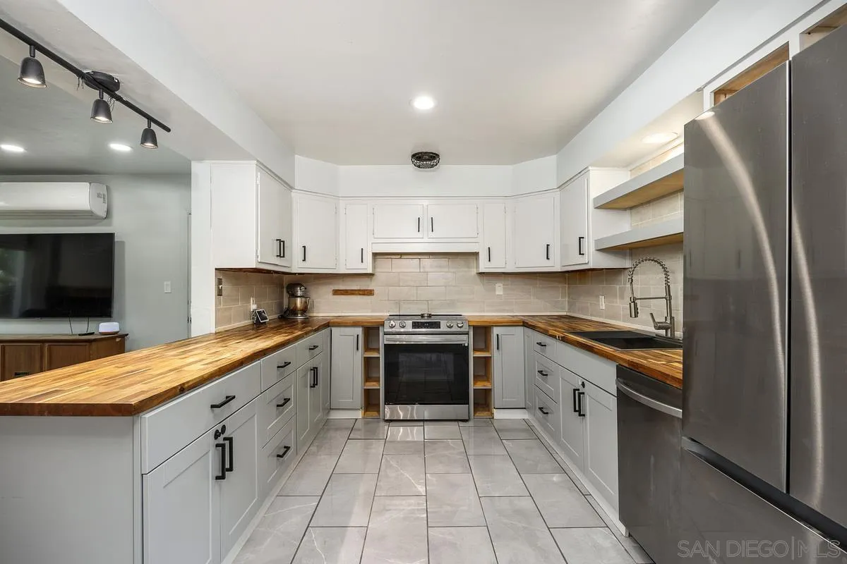 https://cdn.realtyfeed.com/cdn/127/260008762/9c946bcb8c7e897214cfcca8cb35f68d.webp