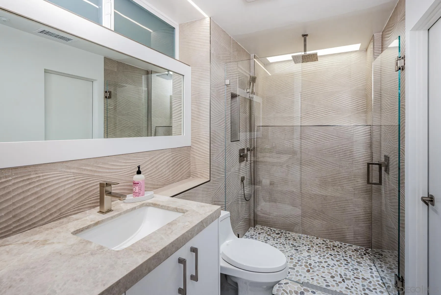 https://cdn.realtyfeed.com/cdn/127/260008807/e8beed825bf0956b968b063b15d95977.webp