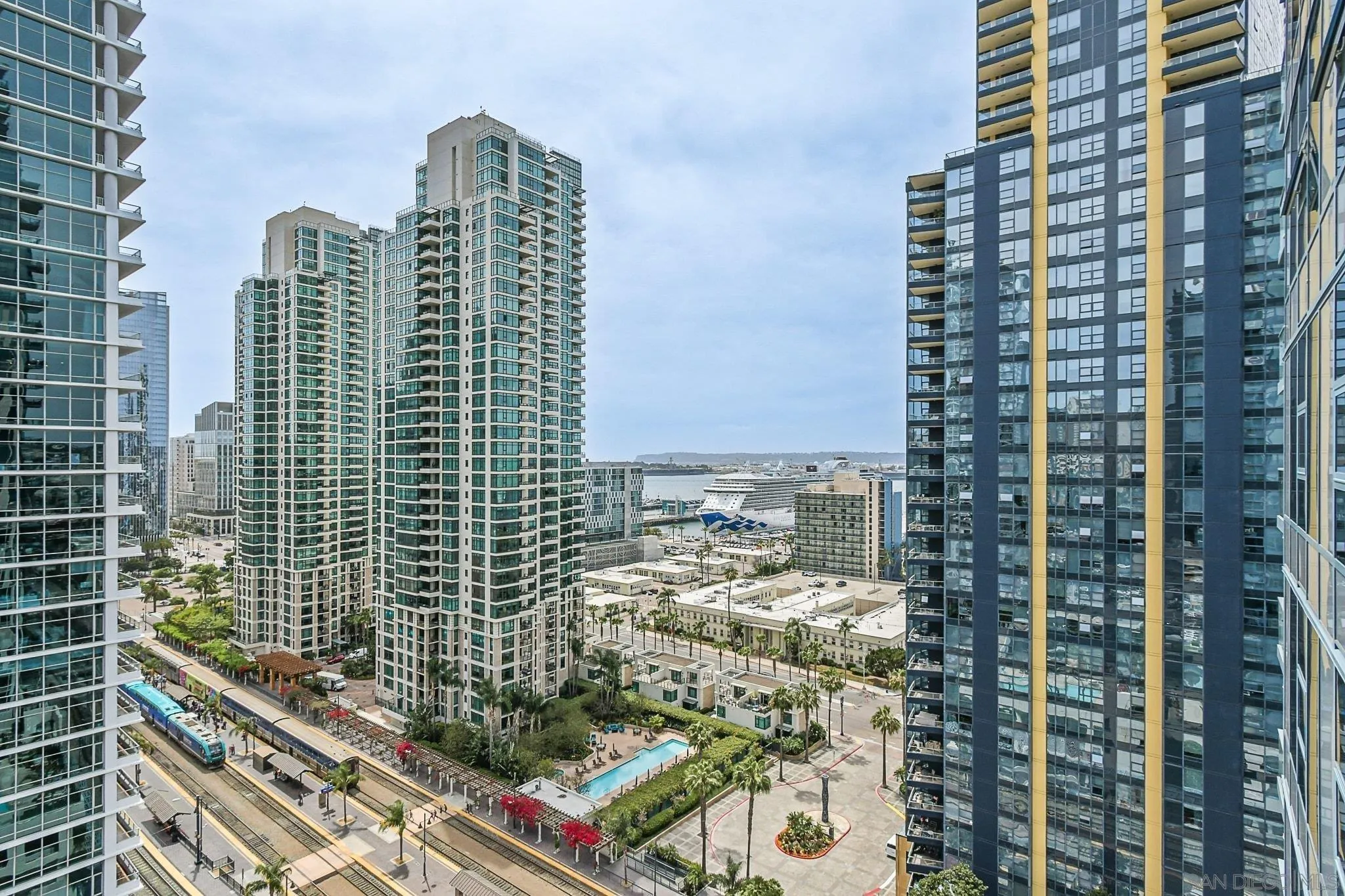 https://cdn.realtyfeed.com/cdn/127/260008811/0cfc6237a9ab19227624bd7347b6618d.webp