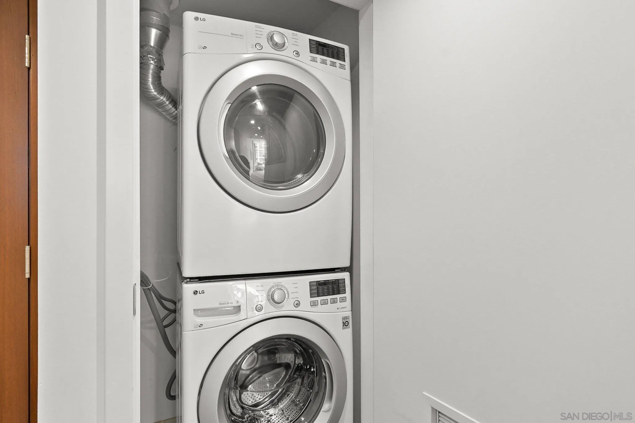 https://cdn.realtyfeed.com/cdn/127/260008811/54d7cdd2d88a92e55be266c51f9ca103.webp