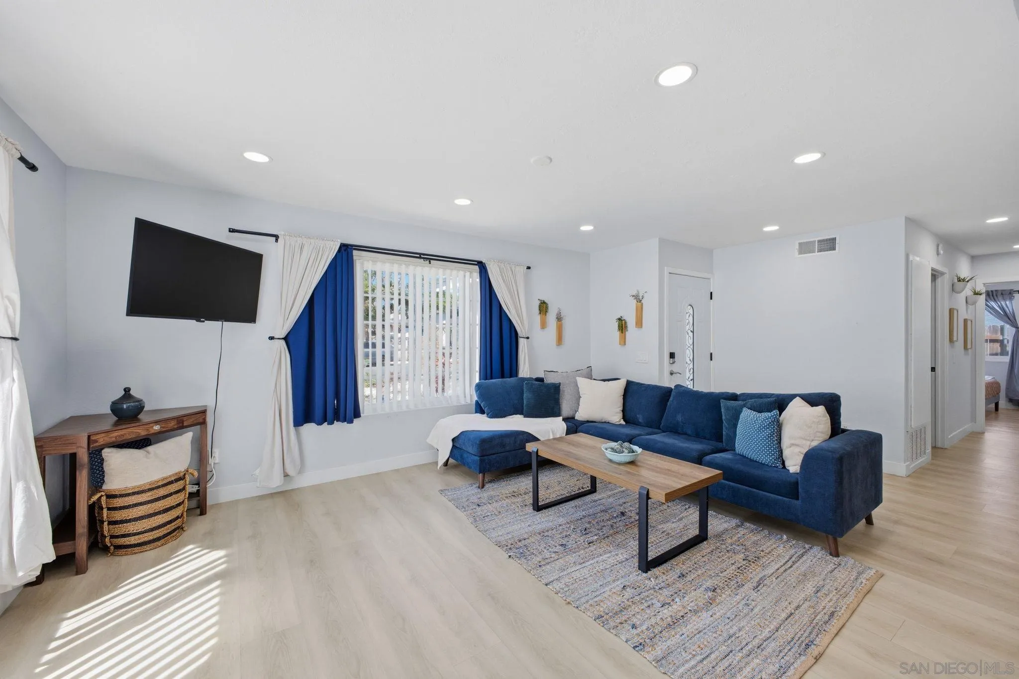 https://cdn.realtyfeed.com/cdn/127/260008830/9f96923586f5c8f381d5fd9b4e8aa3b2.webp
