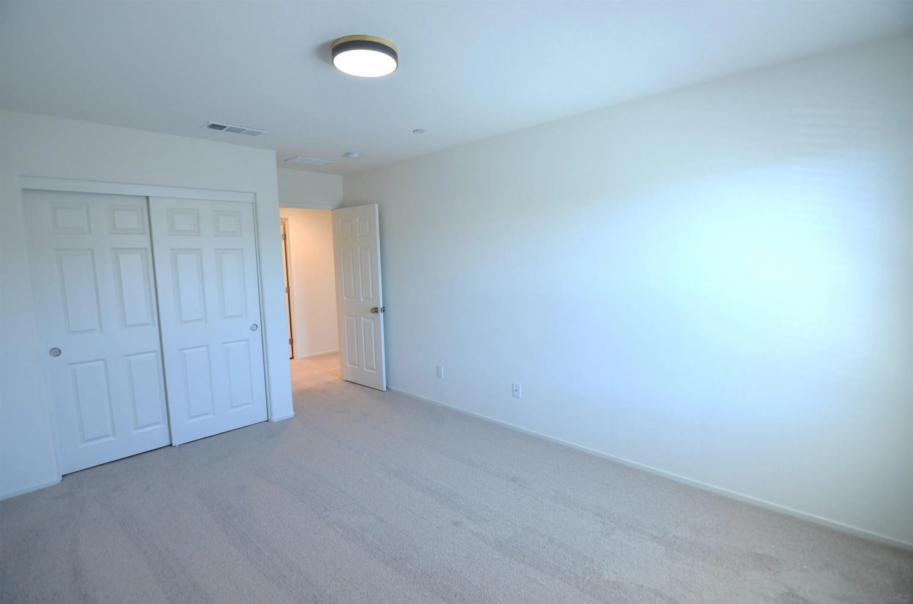 https://cdn.realtyfeed.com/cdn/127/260008839/553d1f59ee622e59ae1263cad3bb4e79.webp