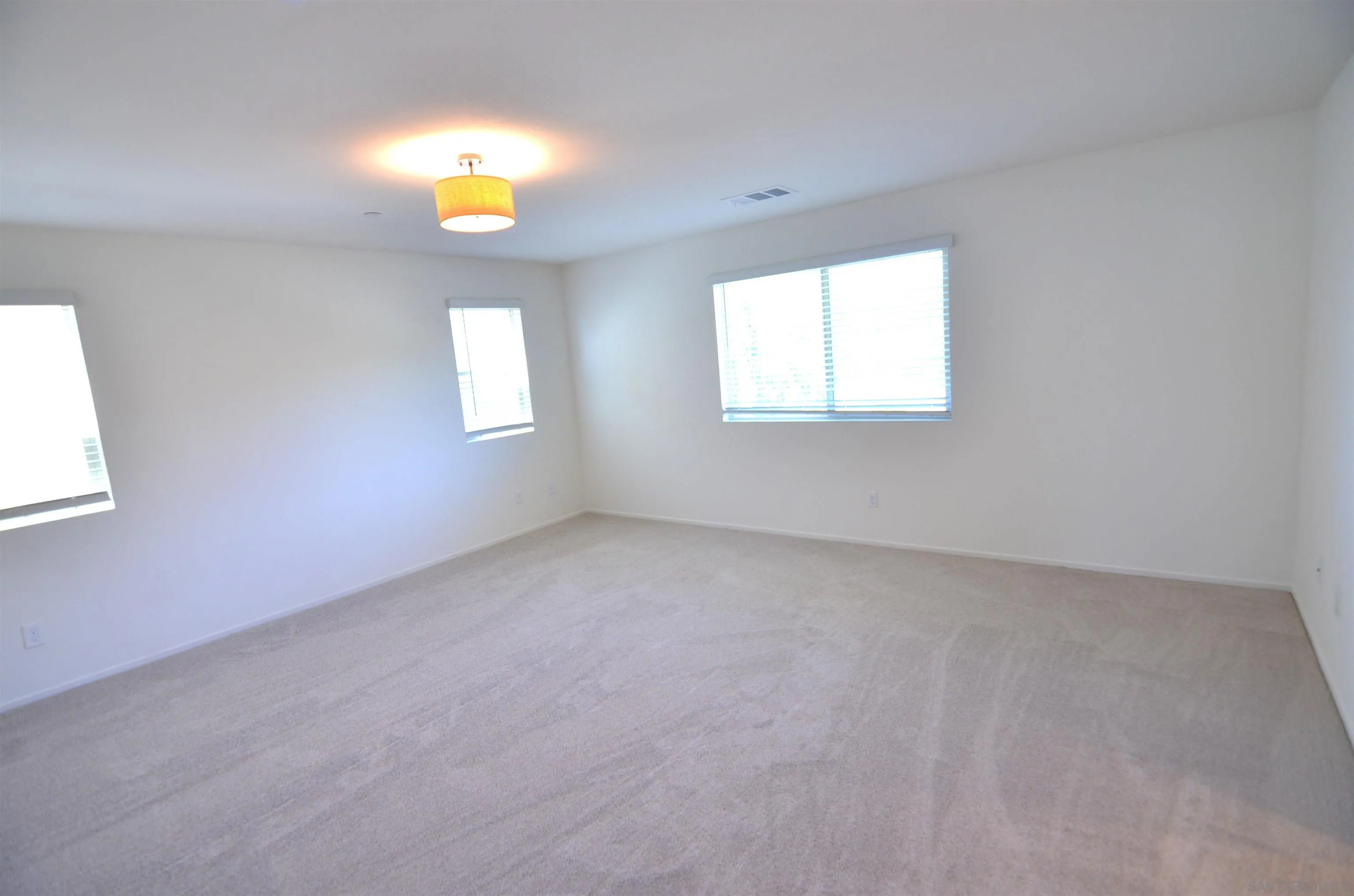 https://cdn.realtyfeed.com/cdn/127/260008839/8a194290d5da4470df0d5c20660325ab.webp