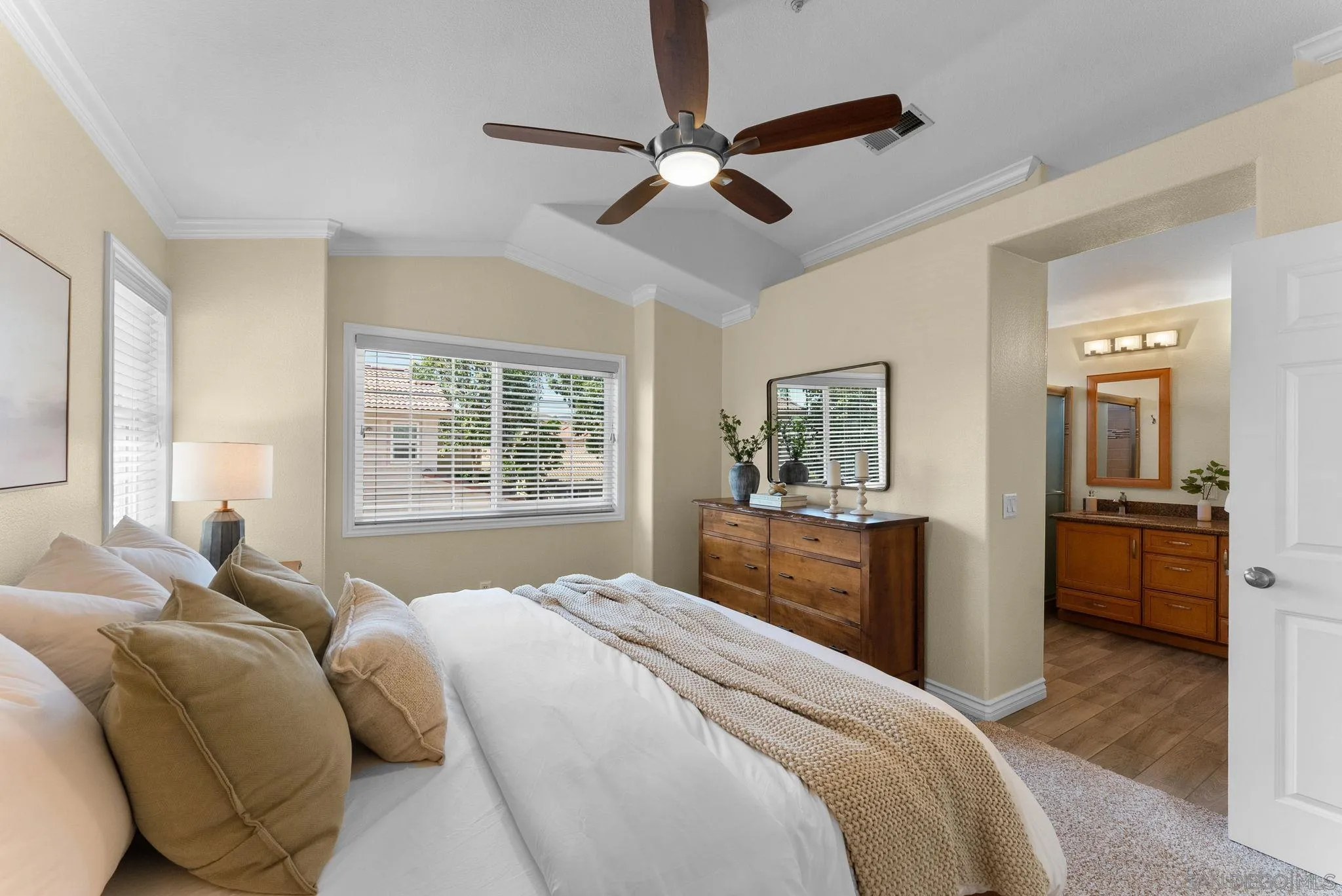 https://cdn.realtyfeed.com/cdn/127/260008880/58fa17f92422dd97c64a5ec1d2989648.webp
