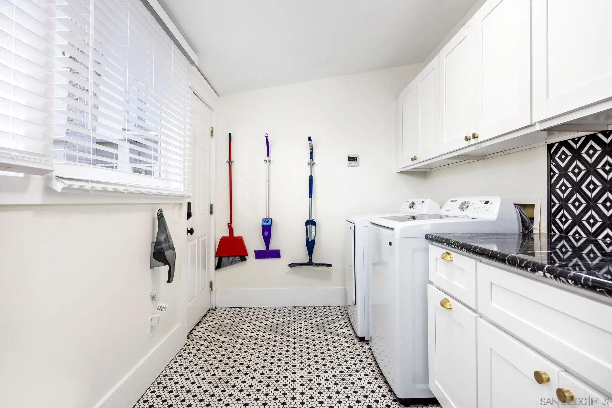 https://cdn.realtyfeed.com/cdn/127/260008906/c9c62e668ef26061a15e76dea76292d1.webp