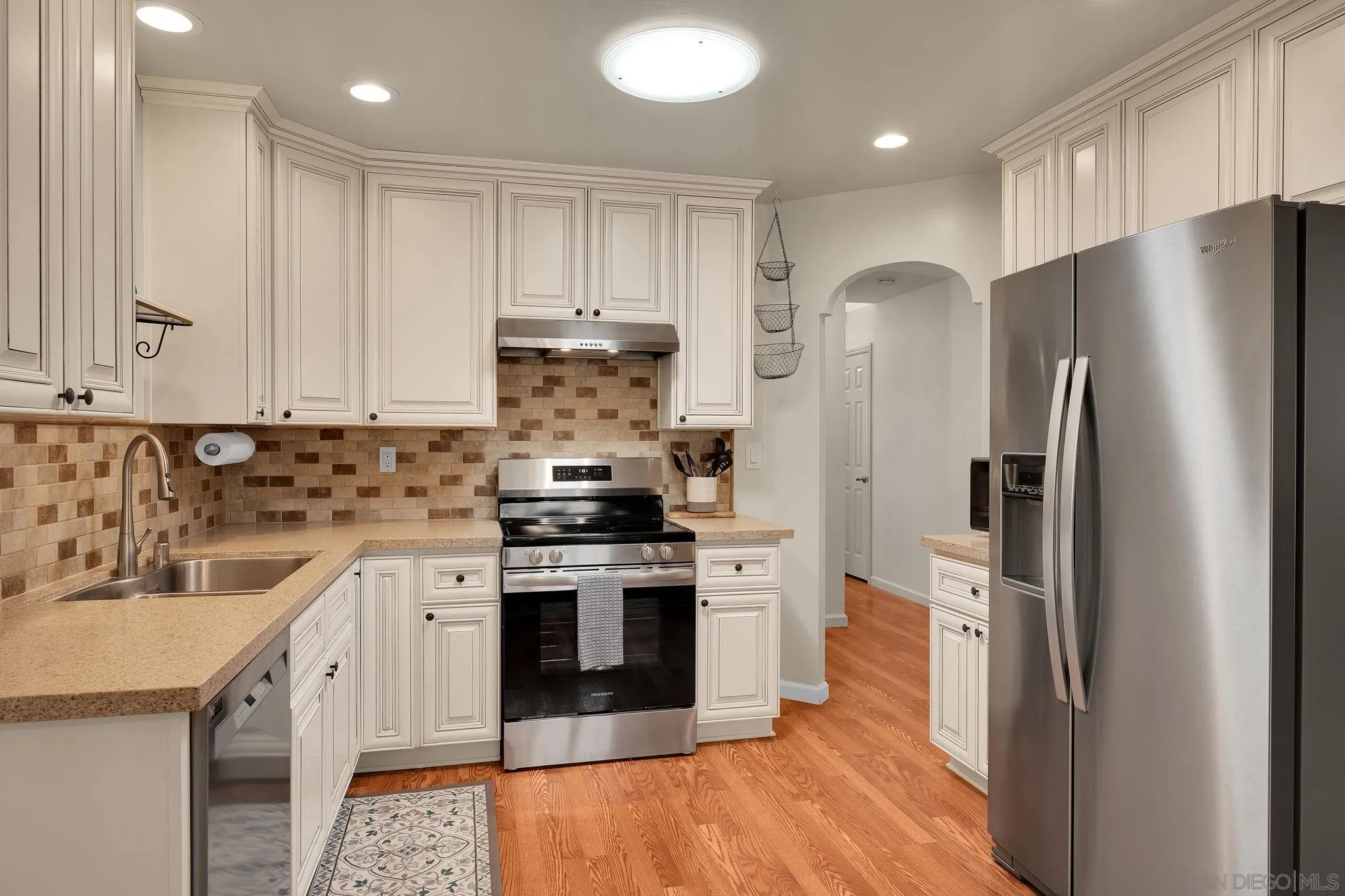 https://cdn.realtyfeed.com/cdn/127/260008946/ee75a31cf059022b0c944a5d189419e6.webp