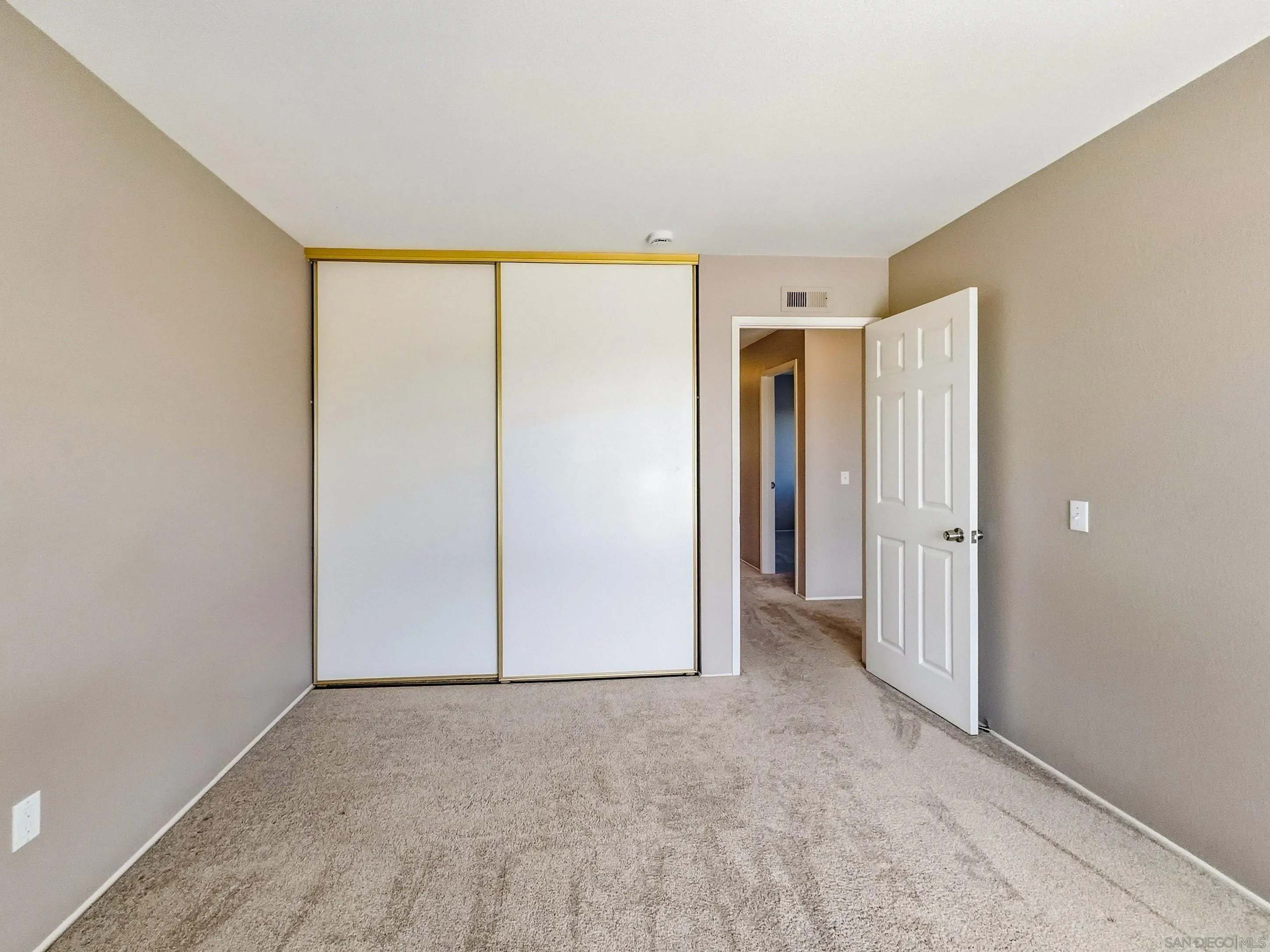 https://cdn.realtyfeed.com/cdn/127/260008948/9f81bcf8d537c9d88b29a822cba9be87.webp
