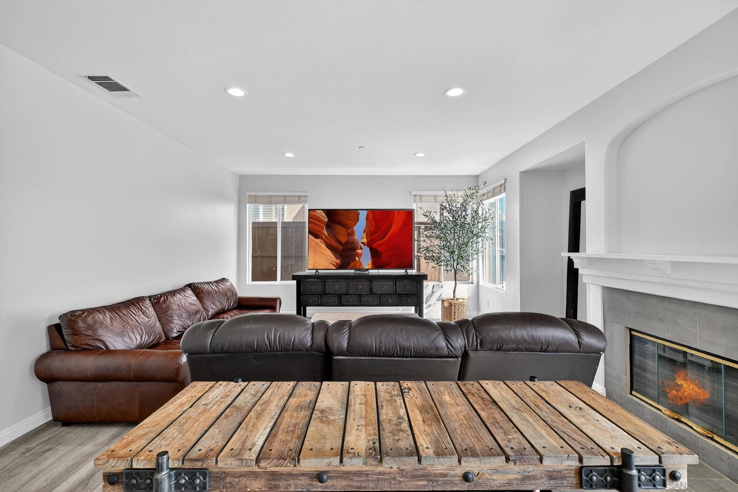 https://cdn.realtyfeed.com/cdn/127/260008949/eb5f407449c1499f64f317c0f7dec392.webp