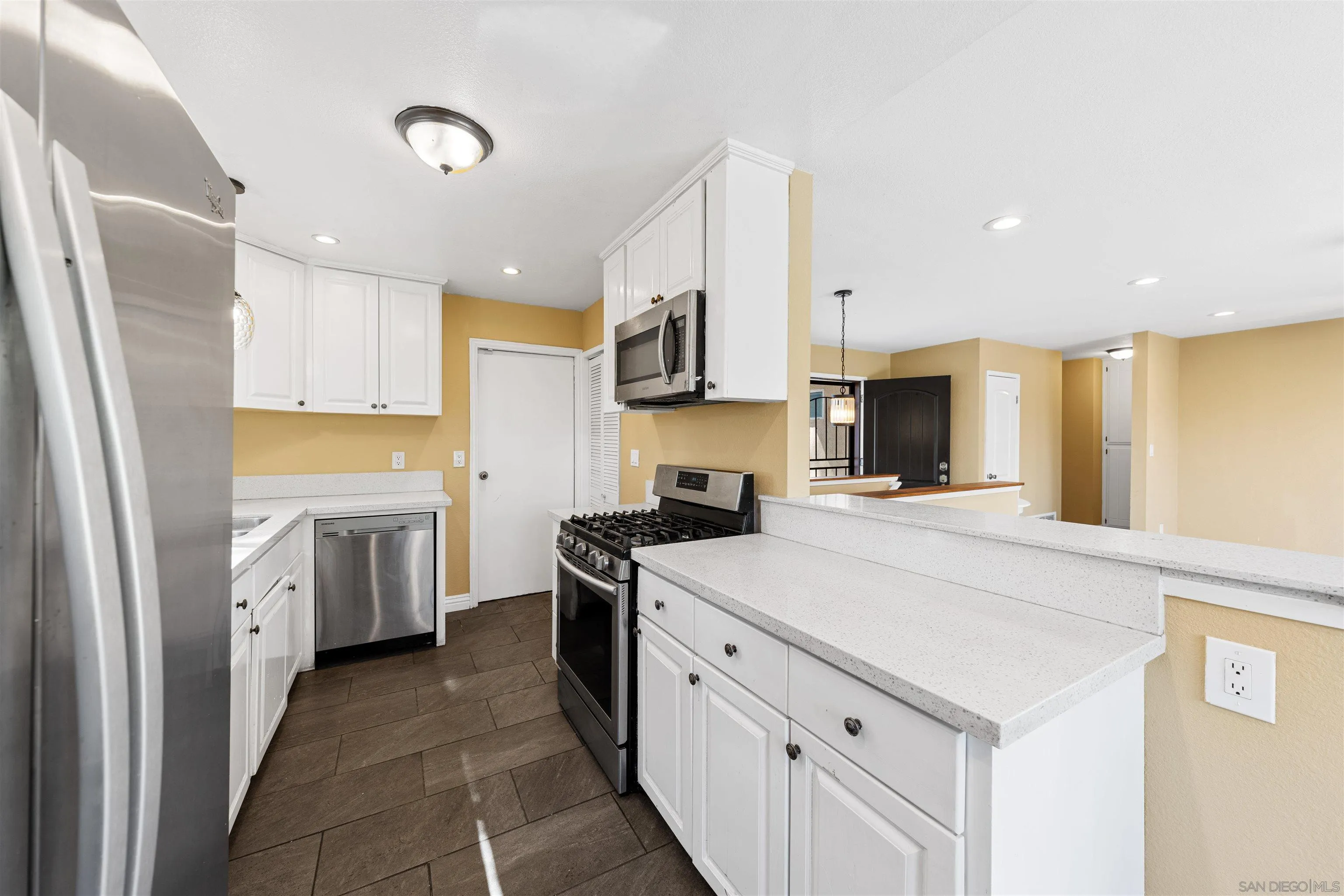 https://cdn.realtyfeed.com/cdn/127/260008957/17bdaee1f46d8138387982ddd462b1d2.webp