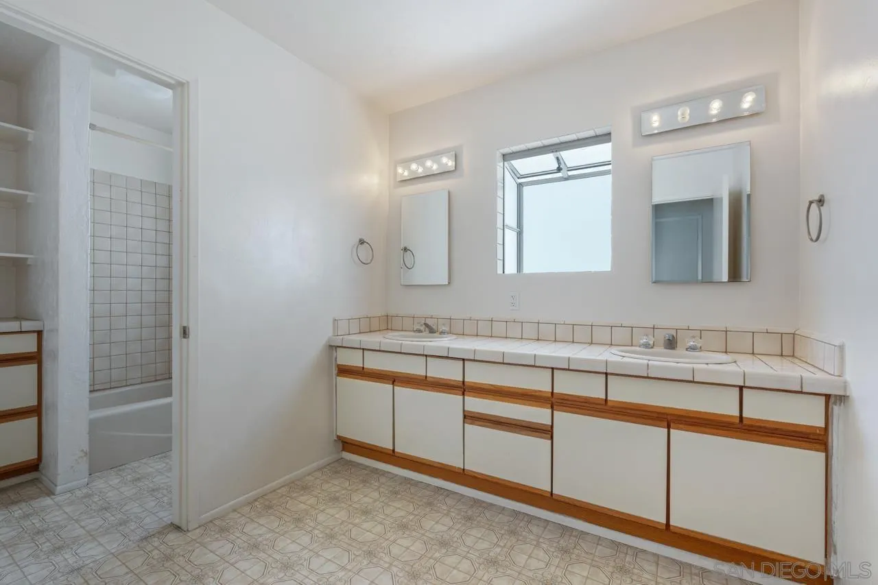 https://cdn.realtyfeed.com/cdn/127/260009027/664a9cf0b6ca7d9657e64c4393713c97.webp