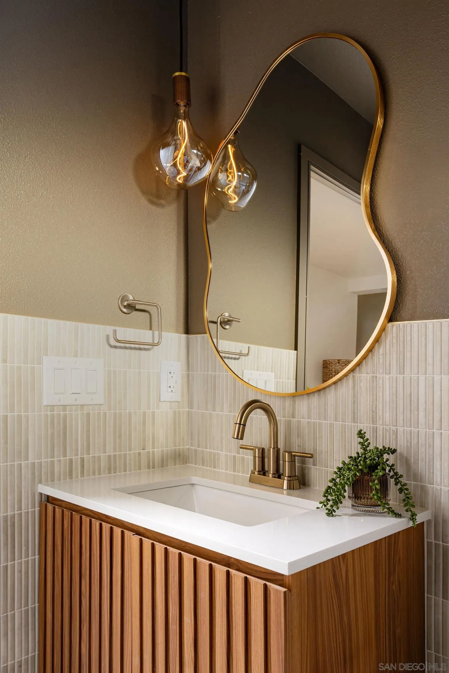 https://cdn.realtyfeed.com/cdn/127/260009059/21de4e2e44ae53ba4a2d25ef5533a77e.webp