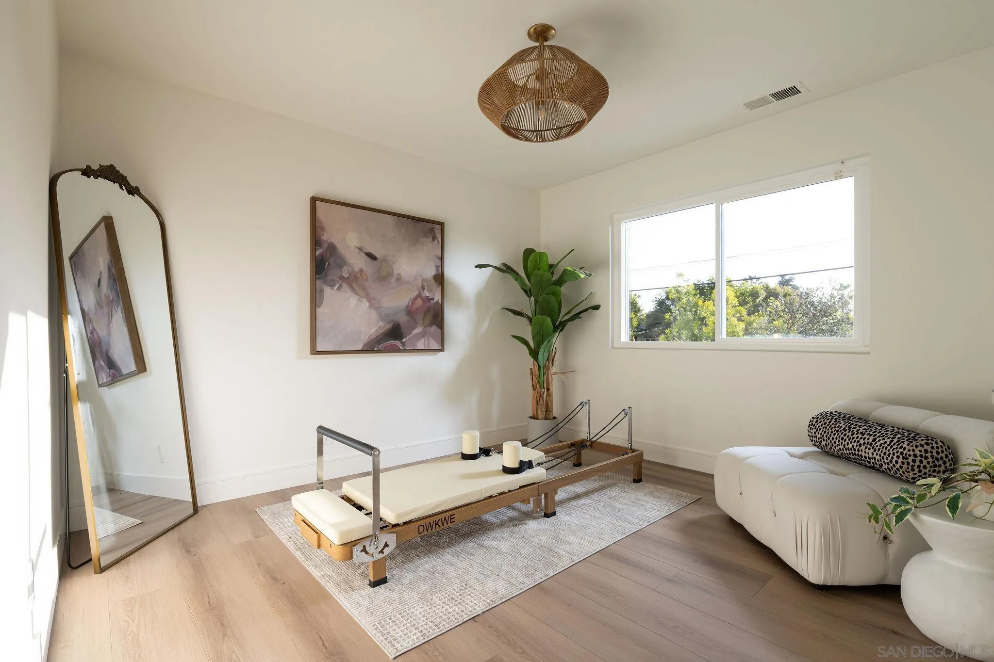 https://cdn.realtyfeed.com/cdn/127/260009059/6e71bd4f797bbb549510db2ec3d04b81.webp