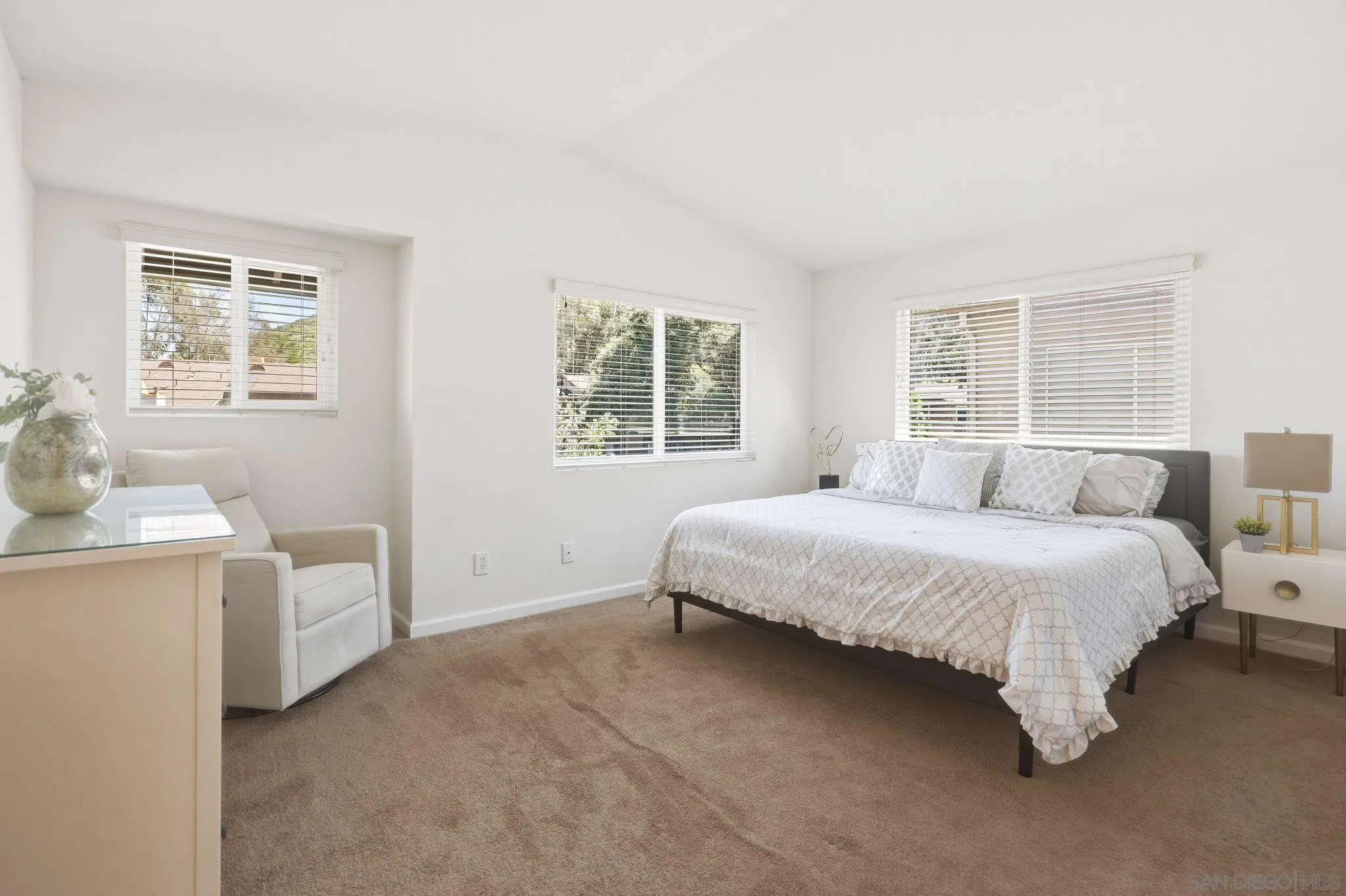 https://cdn.realtyfeed.com/cdn/127/260009118/126af81a14253e512028f5eb61110a29.webp