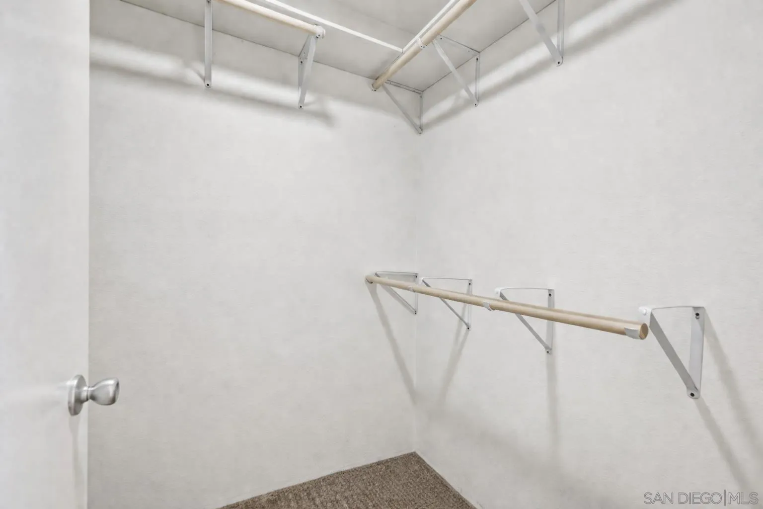 https://cdn.realtyfeed.com/cdn/127/260009118/a23586e6fc5559b9ec401dec318297c7.webp