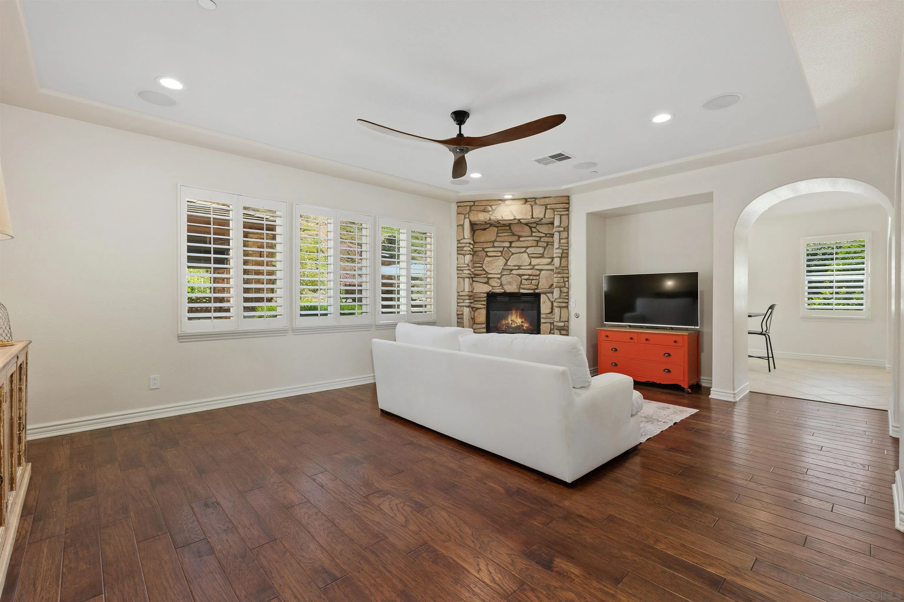 https://cdn.realtyfeed.com/cdn/127/260009125/740e9698806abe2f59d29bf919653fab.webp