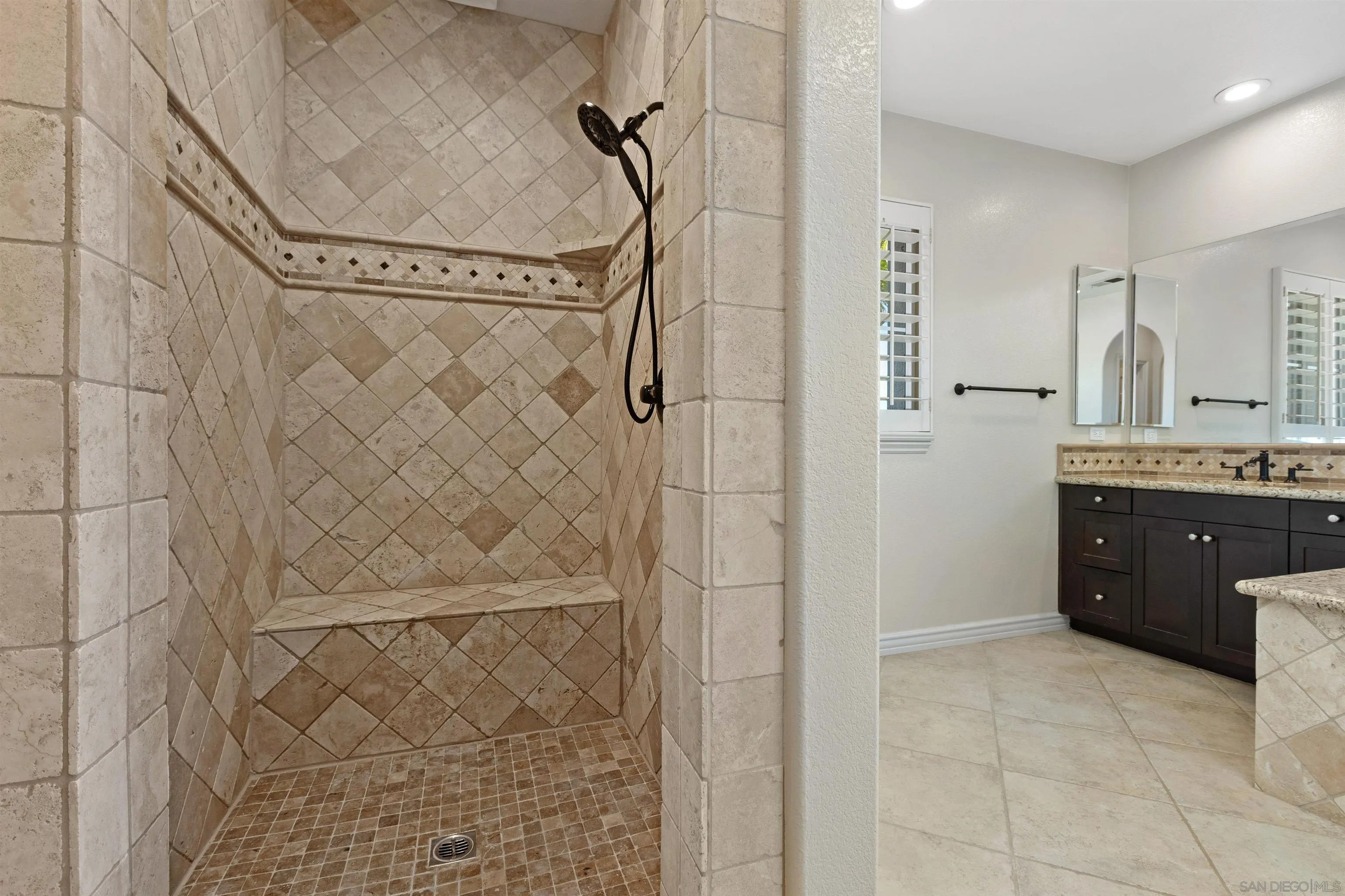 https://cdn.realtyfeed.com/cdn/127/260009125/ac99e9e3ac4cd1bb3fcfc5609789df70.webp