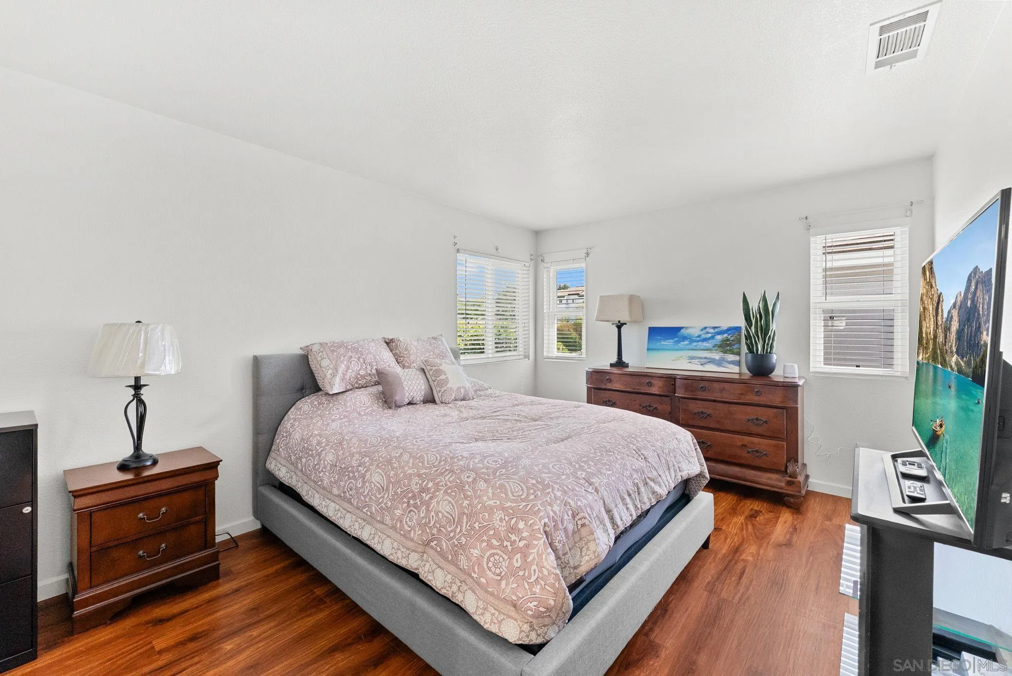 https://cdn.realtyfeed.com/cdn/127/260009151/46c9e5e4de23644431a15db1588cd6dc.webp