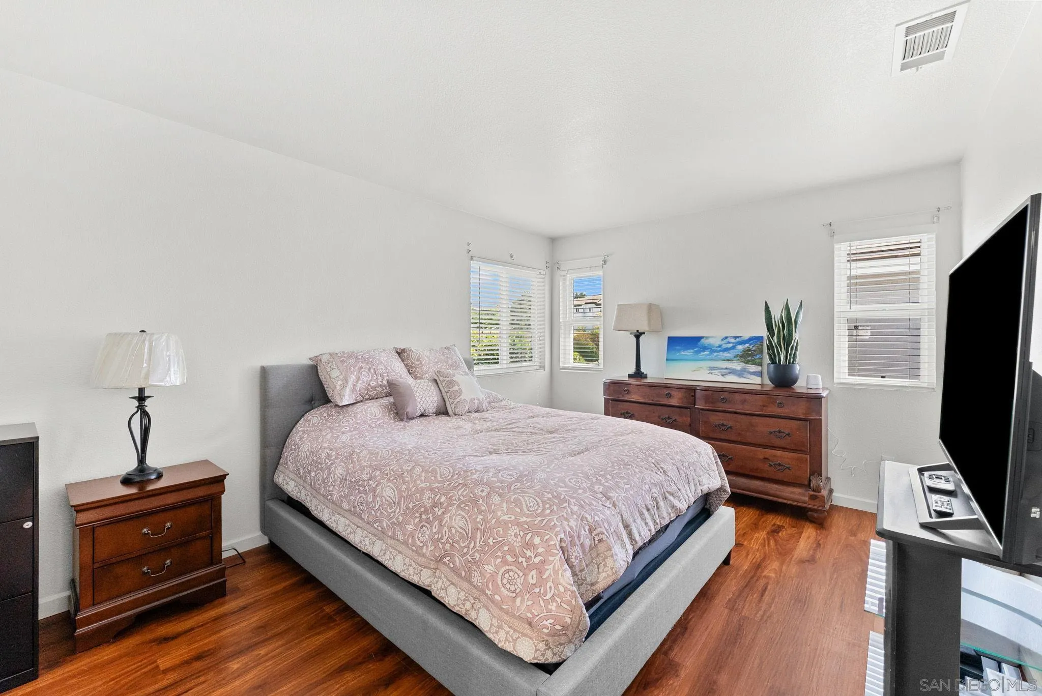 https://cdn.realtyfeed.com/cdn/127/260009151/e7c3db952e5d046f912ee8c529593221.webp