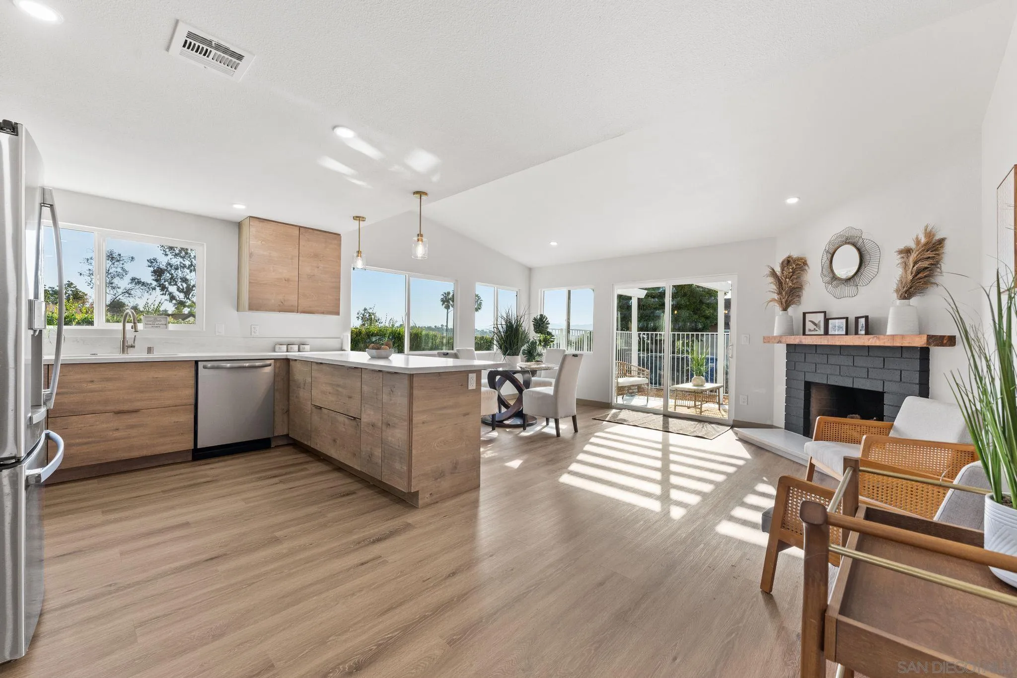 https://cdn.realtyfeed.com/cdn/127/260009163/72a9c5a6d0ed3e884bd29f25d52a9c12.webp