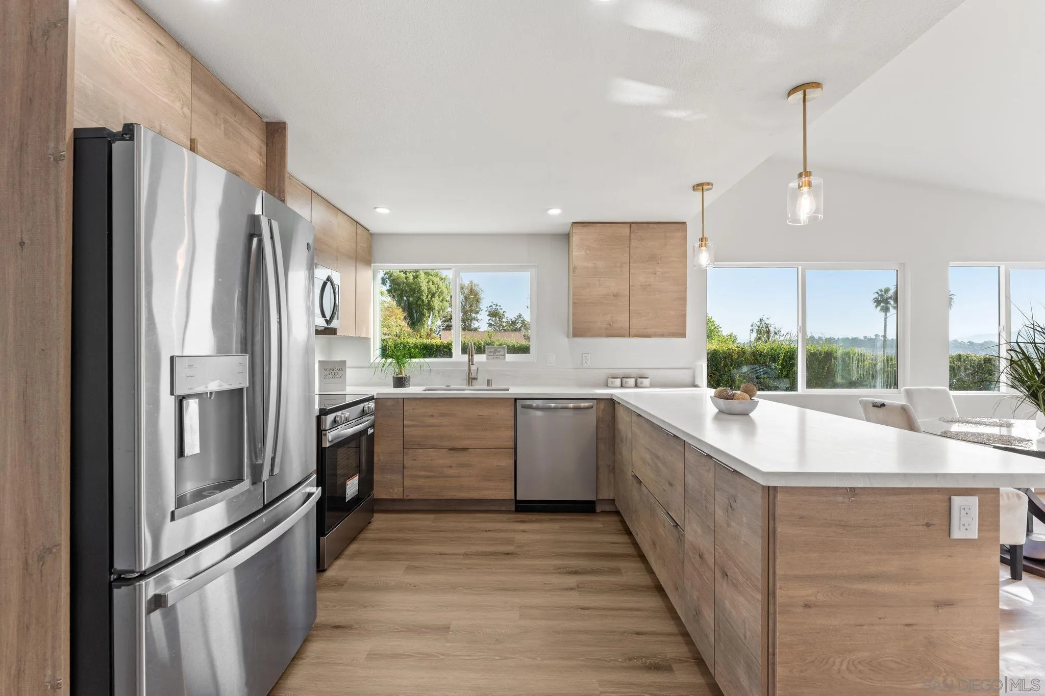 https://cdn.realtyfeed.com/cdn/127/260009163/93133e6a73da4cb861704ba1ae4bc71f.webp