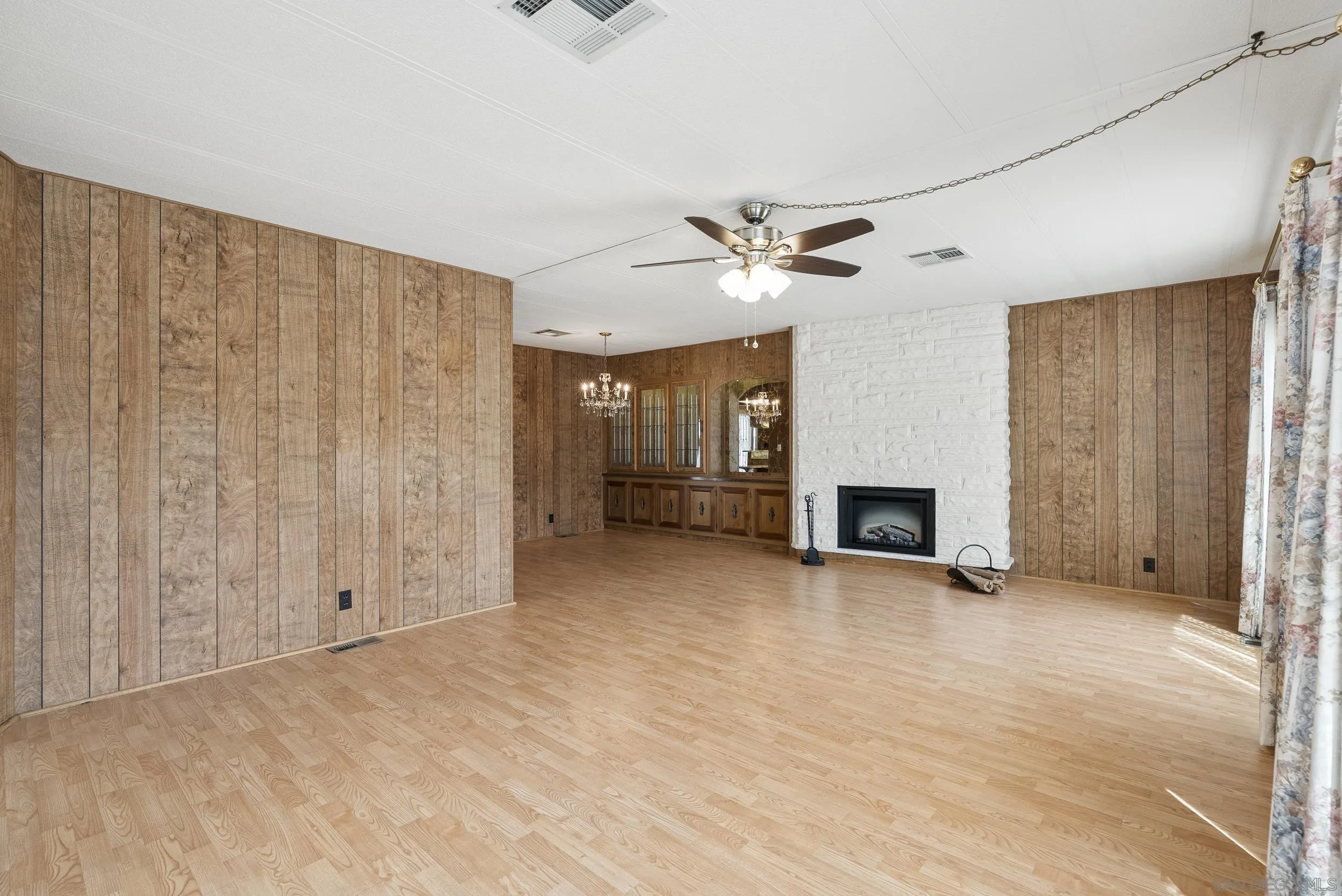https://cdn.realtyfeed.com/cdn/127/260009184/88cce38712206c9ec9e4d0f3d985278a.webp