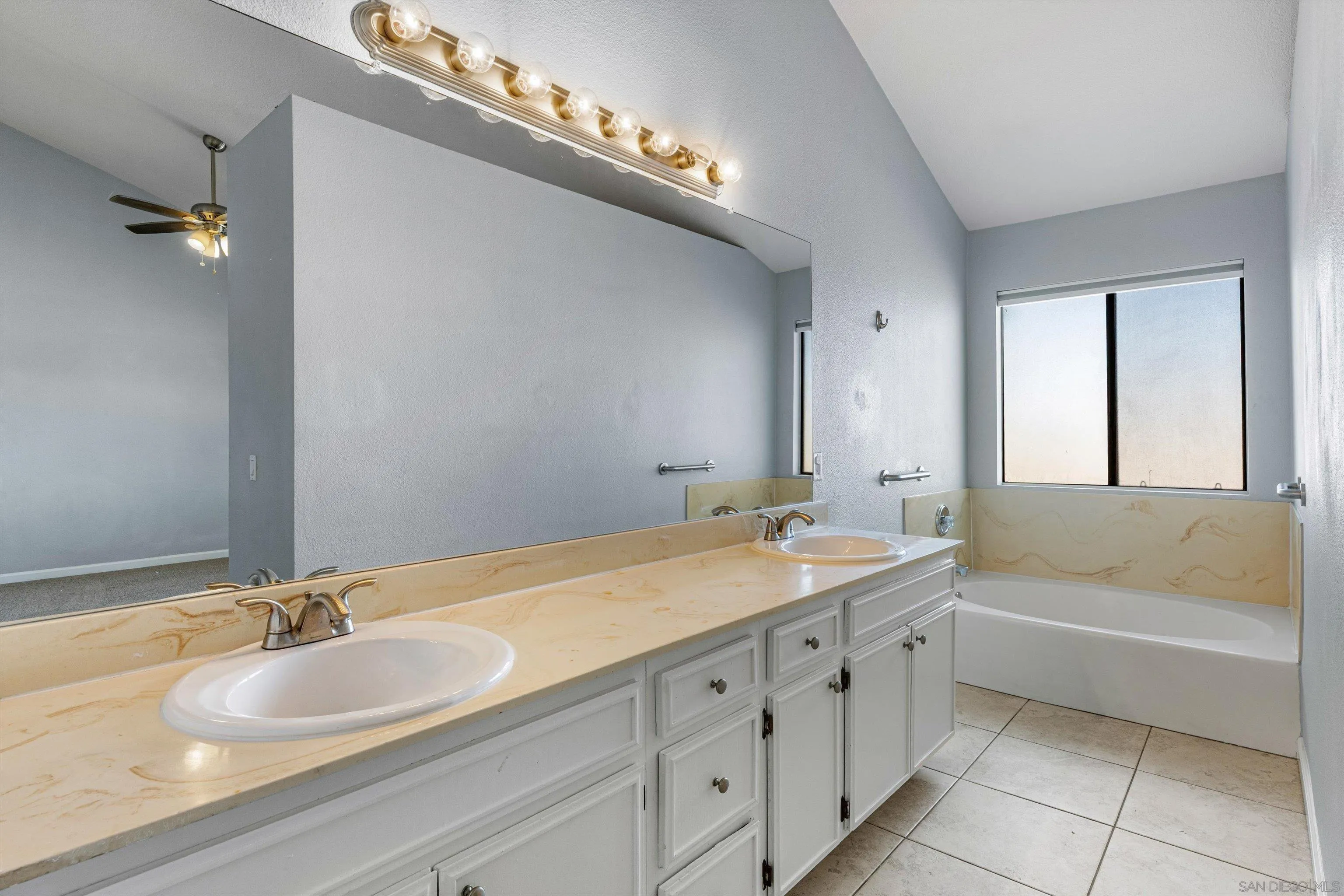 https://cdn.realtyfeed.com/cdn/127/260009202/d5c200f34d3e54d0b1f48e0a56f1c51b.webp
