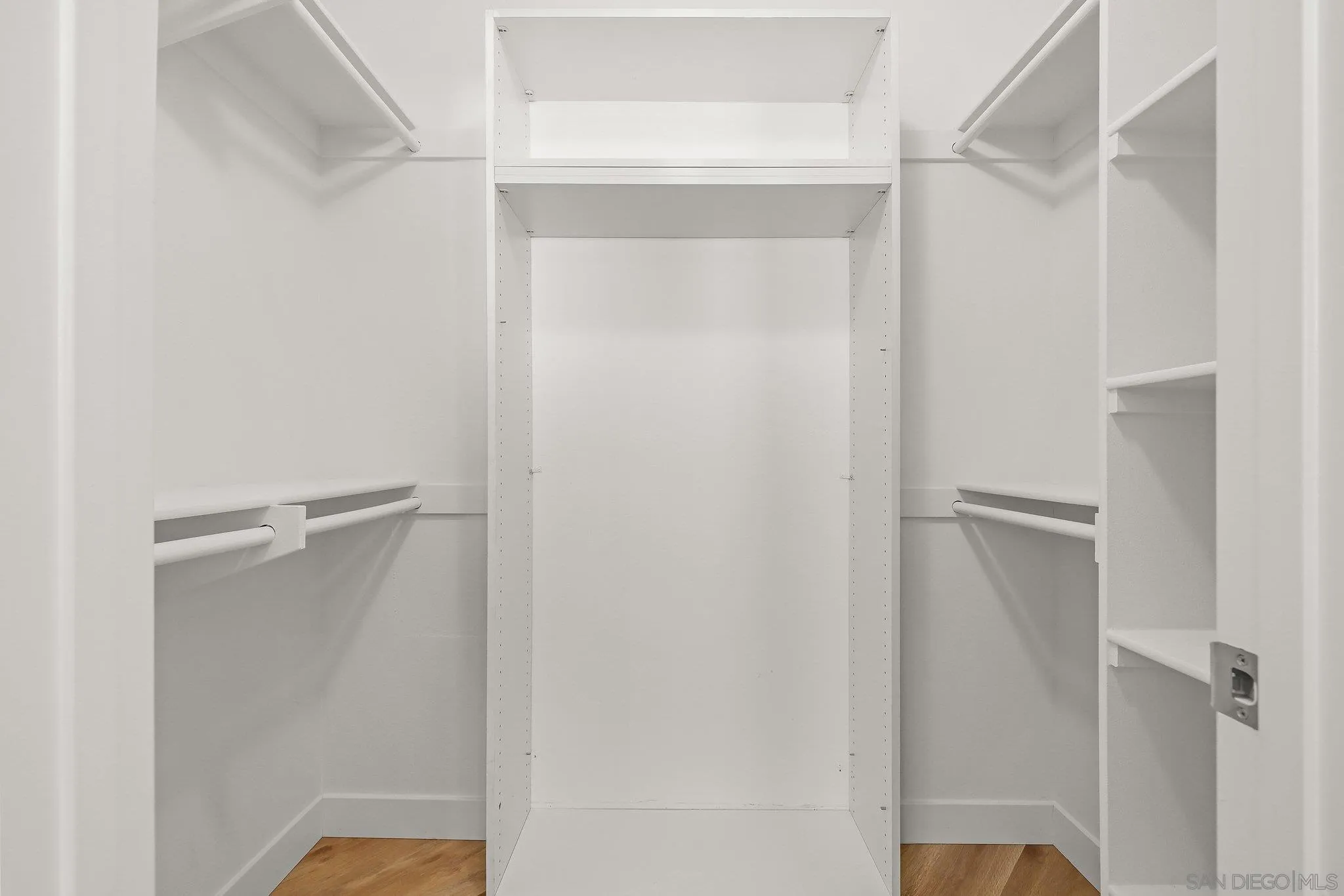 https://cdn.realtyfeed.com/cdn/127/260009206/6401602d3a065bbd9c2378af07603e45.webp