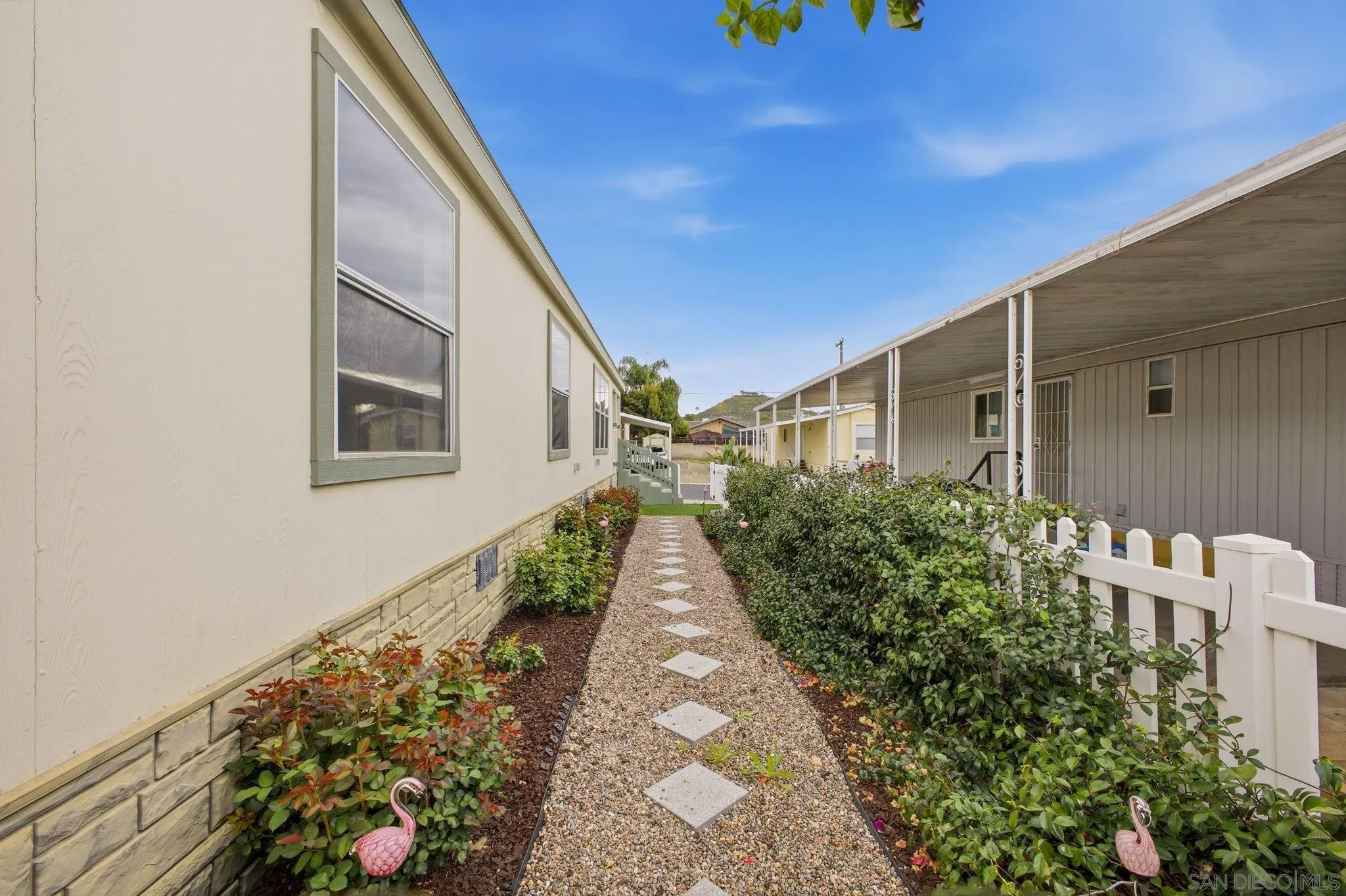 https://cdn.realtyfeed.com/cdn/127/260009240/40408eeb2978ad772b3b5052e6a2b304.webp