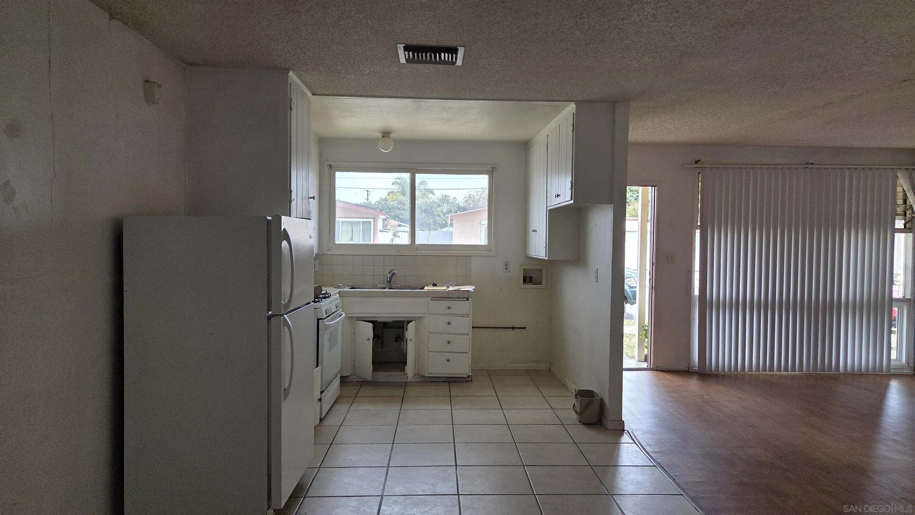 https://cdn.realtyfeed.com/cdn/127/260009261/2302978a6f961756f77e96ceca5bf9f7.webp