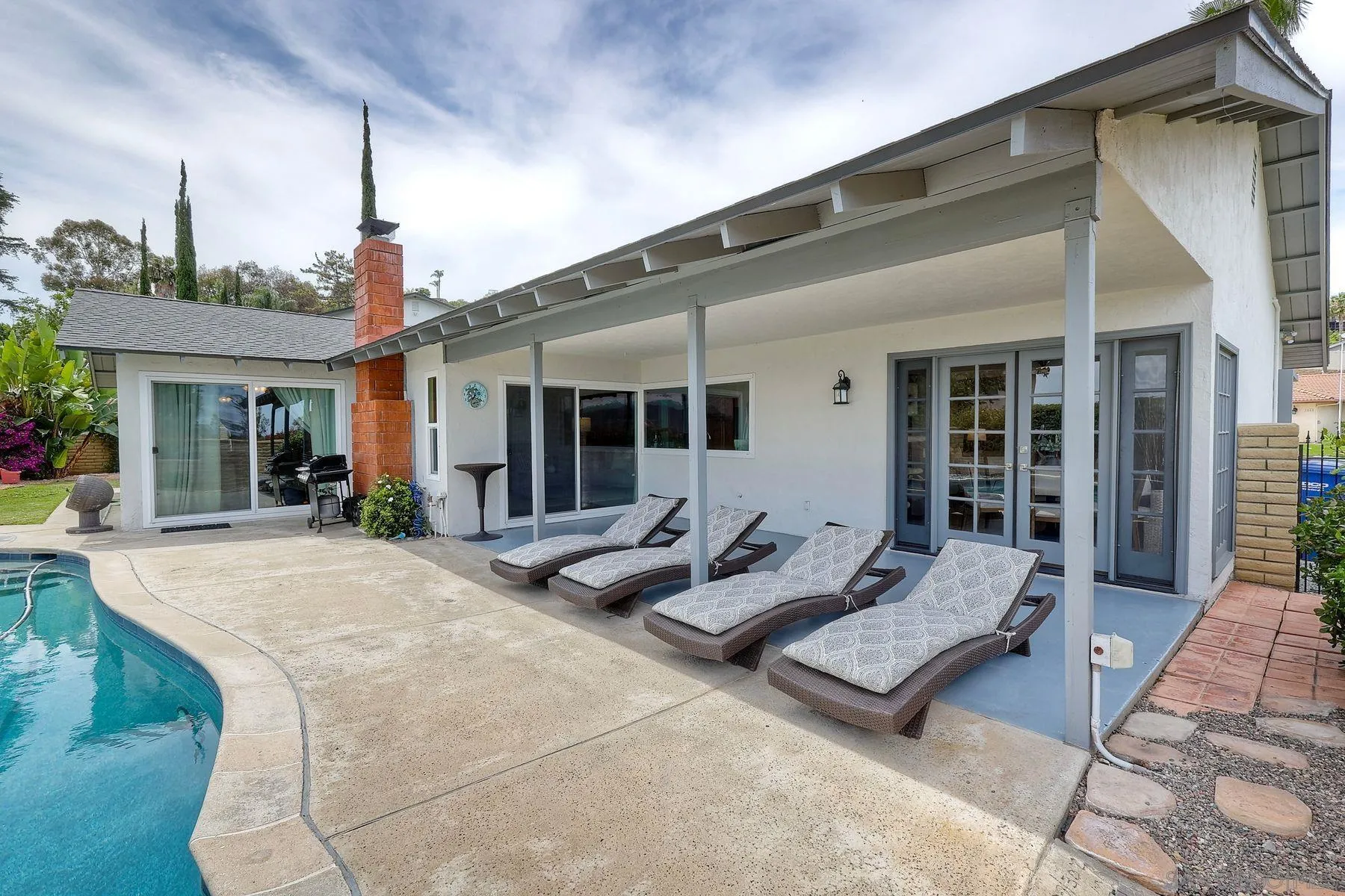 1535 Avenida Ladera