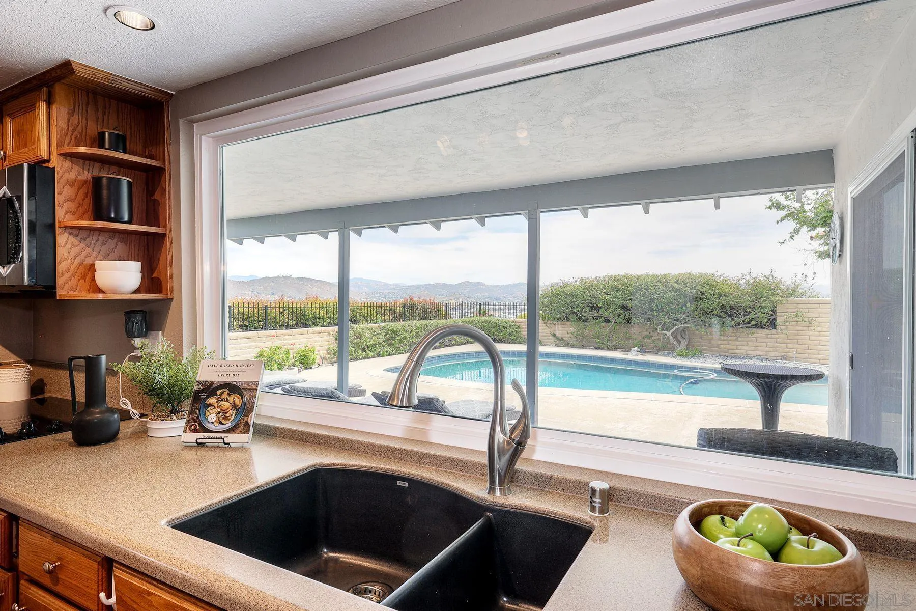 1535 Avenida Ladera