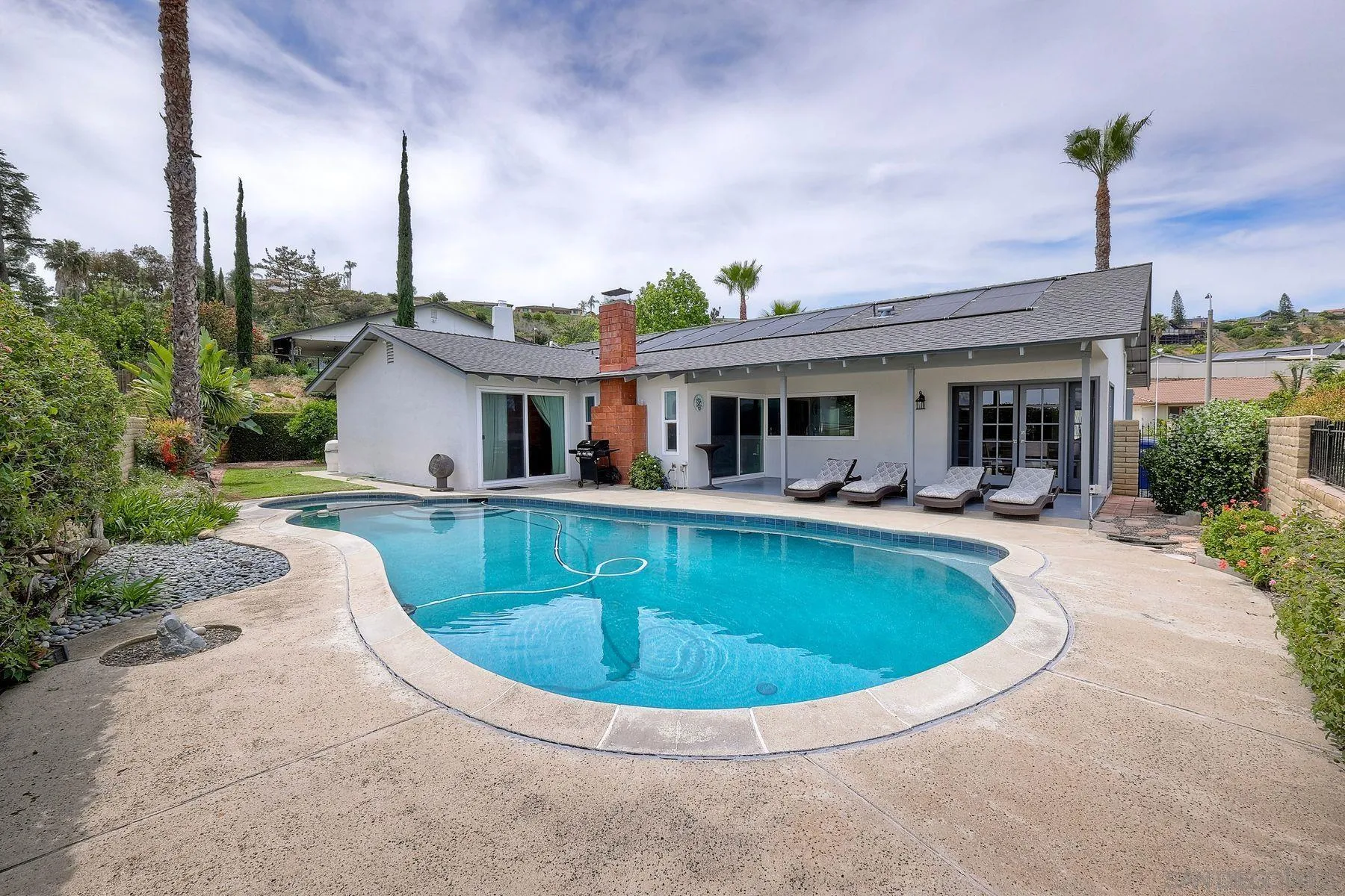 1535 Avenida Ladera
