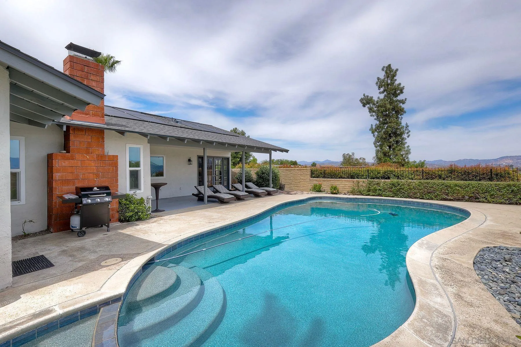 1535 Avenida Ladera